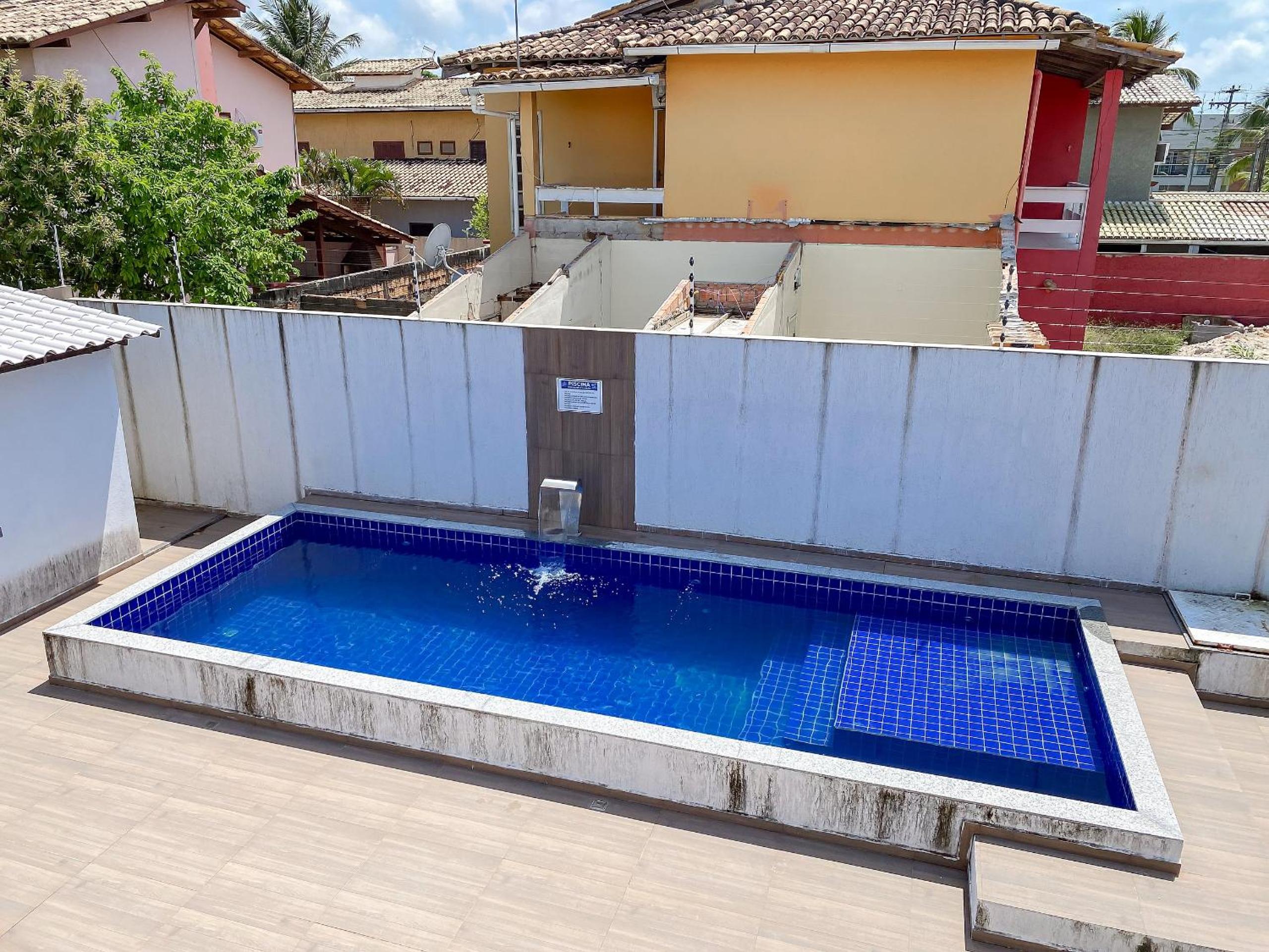 Apê pavimento superior com 2 quartos (ambos com ar), internet Privativa, próximo a praia de Taperapuã, Residencial Maria Vitoria condomínio com piscina e á