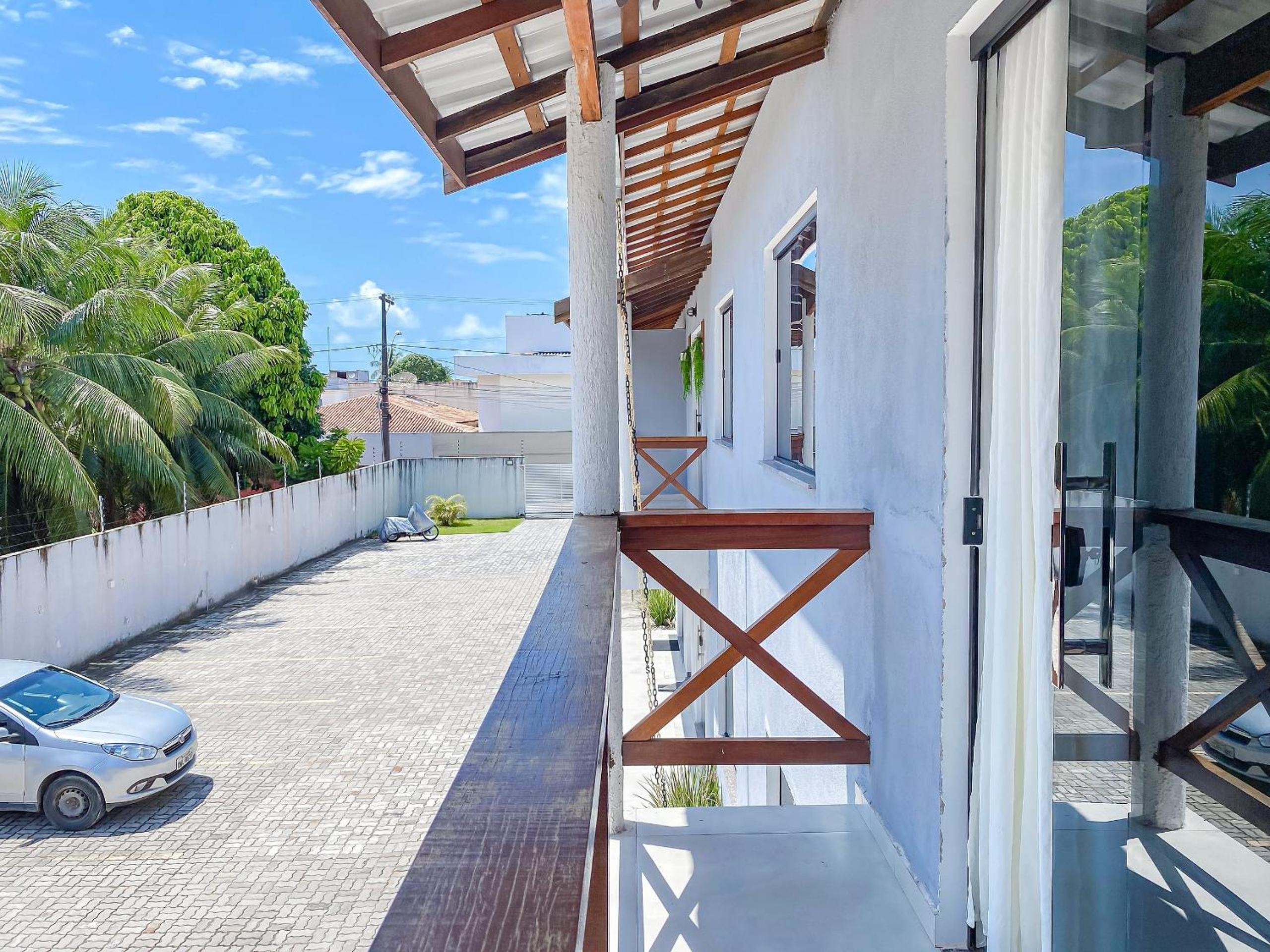 Apê pavimento superior com 2 quartos (ambos com ar), internet Privativa, próximo a praia de Taperapuã, Residencial Maria Vitoria condomínio com piscina e á