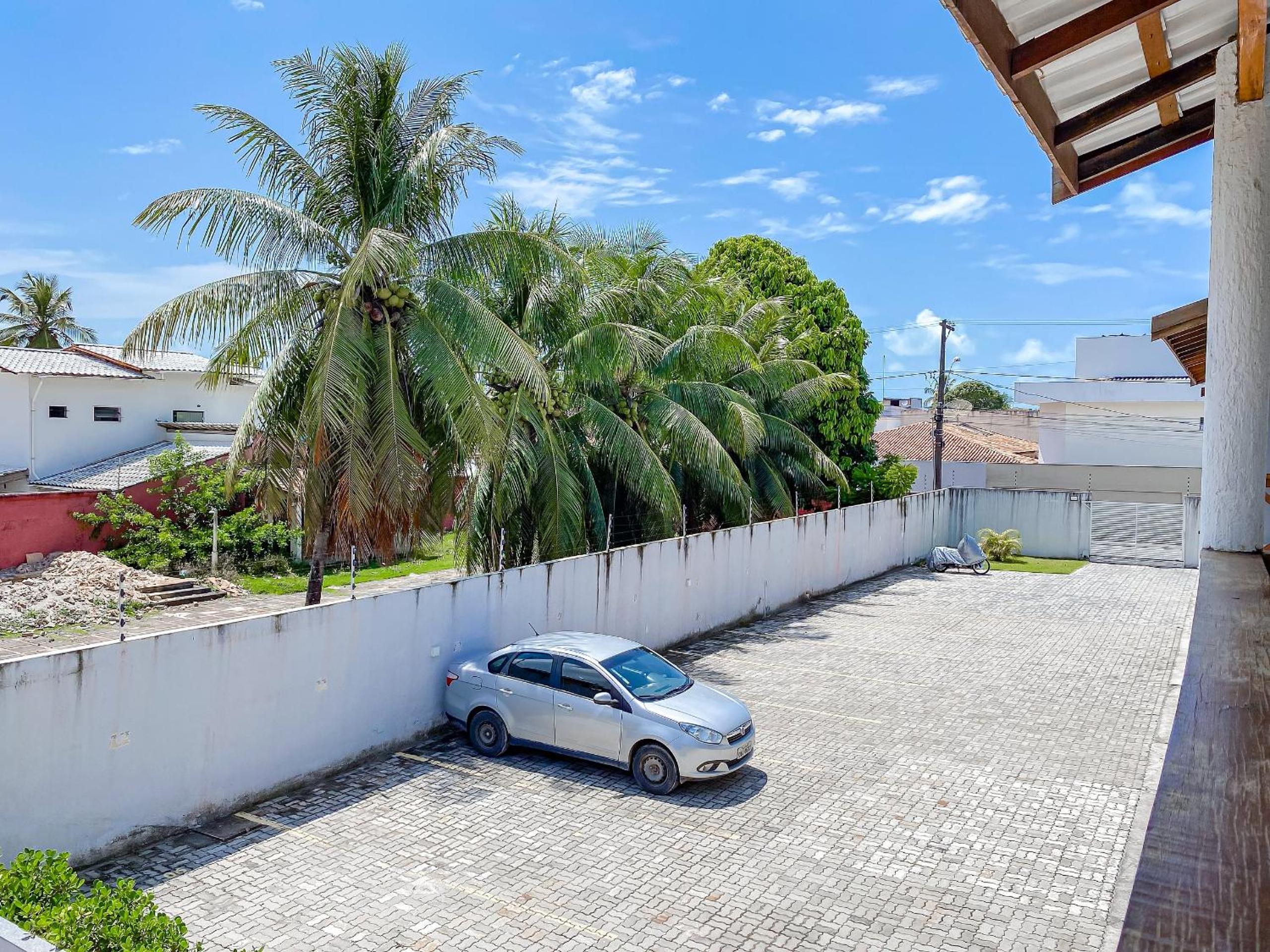 Apê pavimento superior com 2 quartos (ambos com ar), internet Privativa, próximo a praia de Taperapuã, Residencial Maria Vitoria condomínio com piscina e á