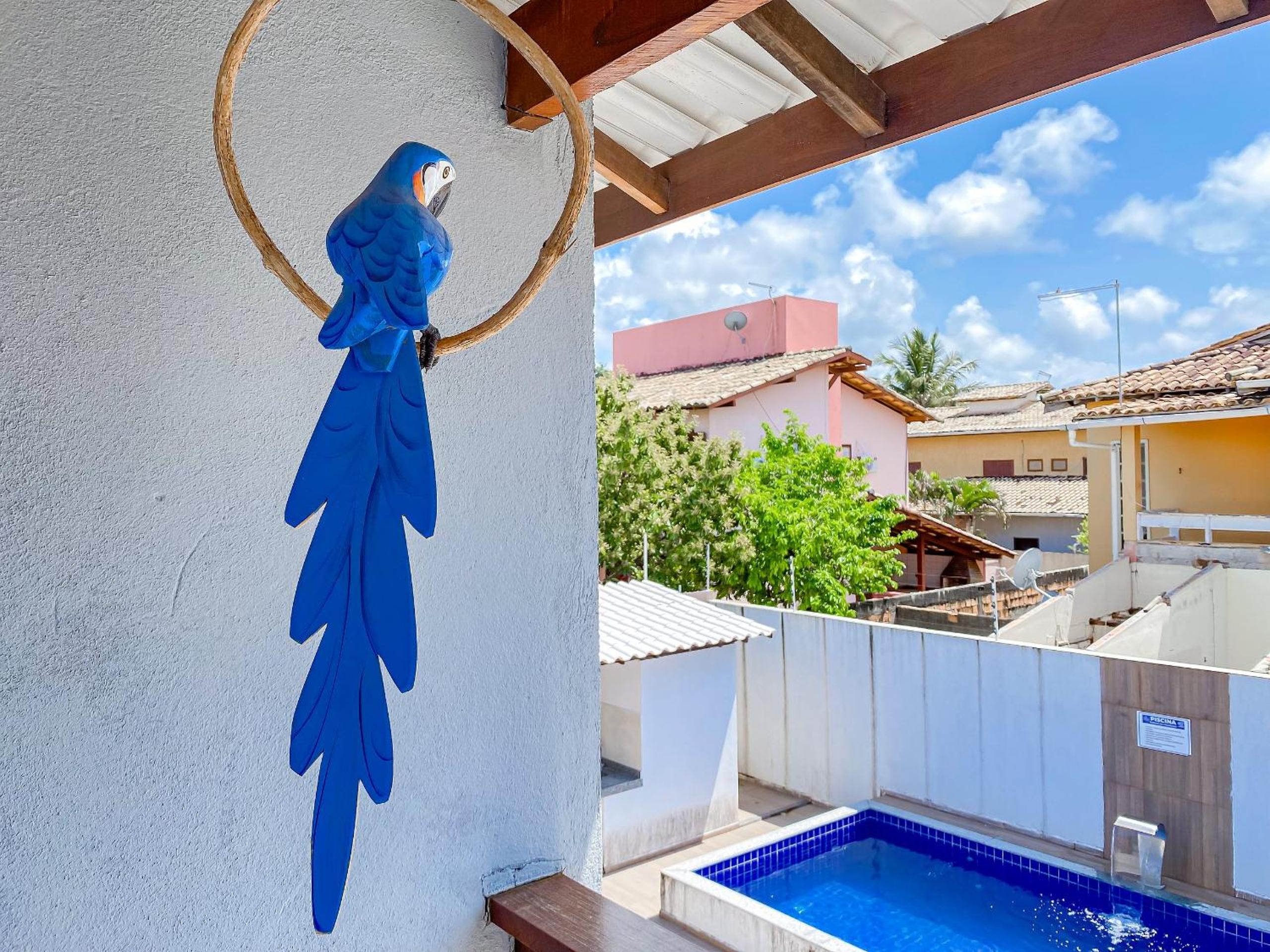Apê pavimento superior com 2 quartos (ambos com ar), internet Privativa, próximo a praia de Taperapuã, Residencial Maria Vitoria condomínio com piscina e á