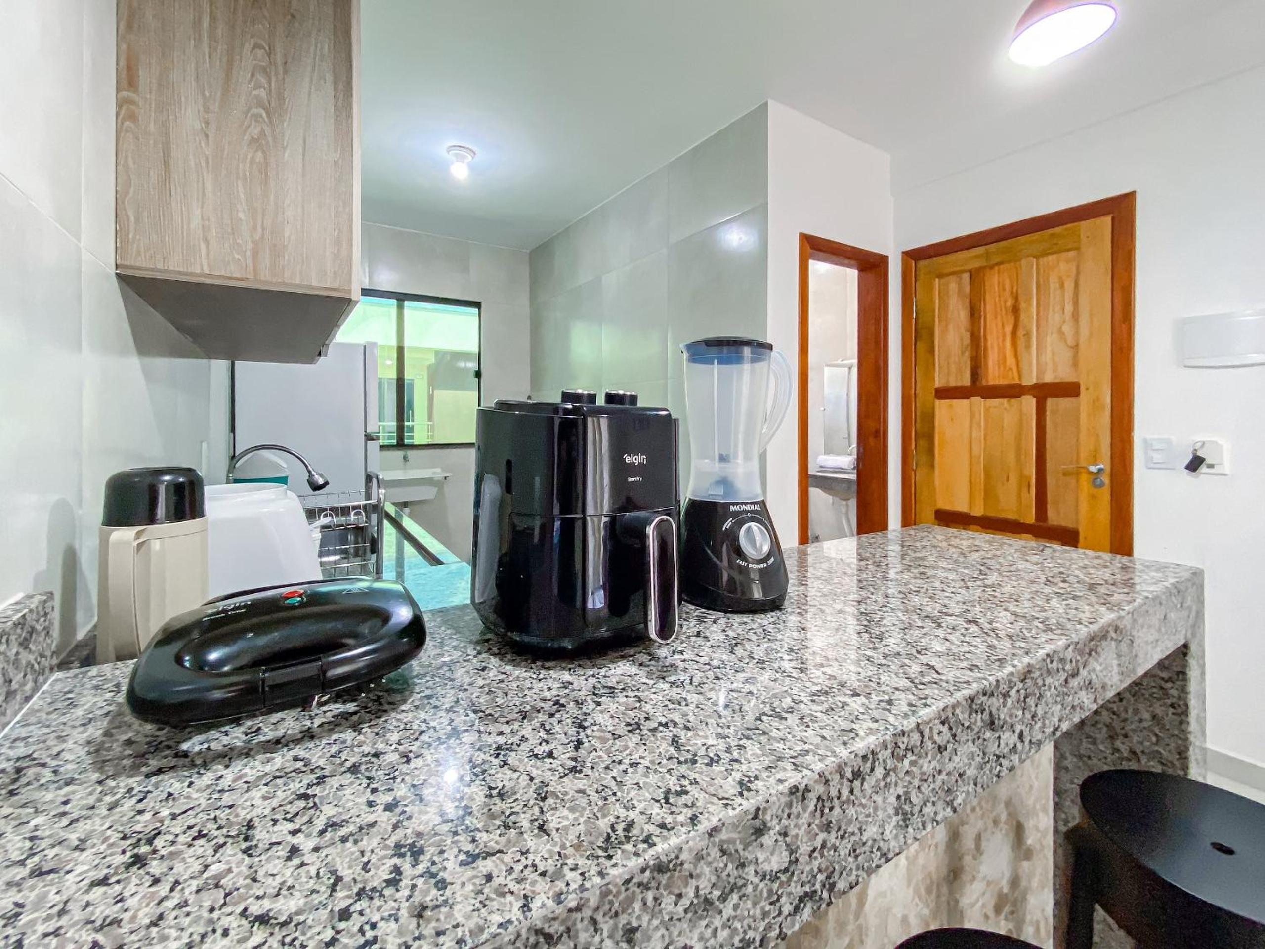 Apê pavimento superior com 2 quartos (ambos com ar), internet Privativa, próximo a praia de Taperapuã, Residencial Maria Vitoria condomínio com piscina e á