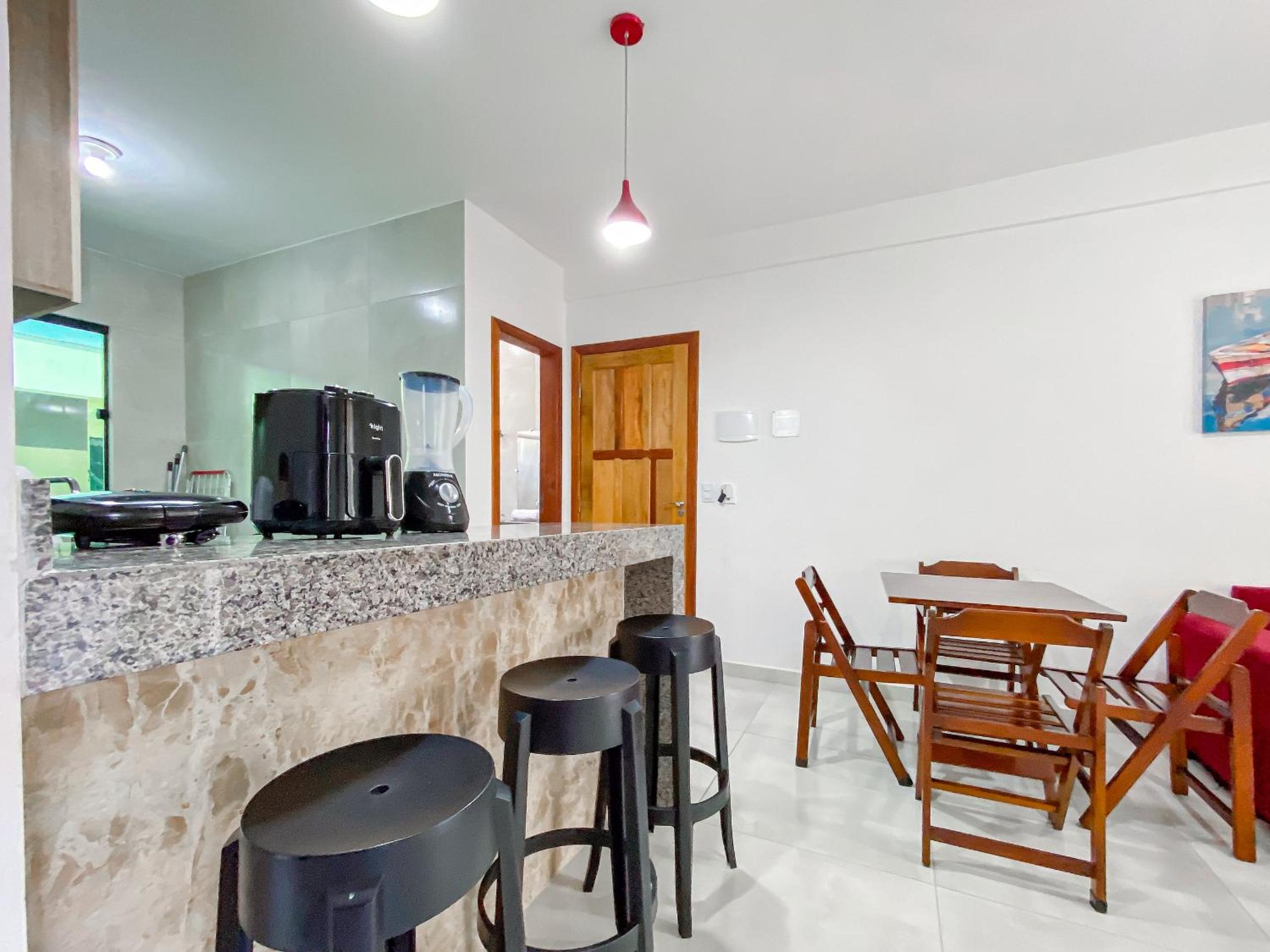 Apê pavimento superior com 2 quartos (ambos com ar), internet Privativa, próximo a praia de Taperapuã, Residencial Maria Vitoria condomínio com piscina e á