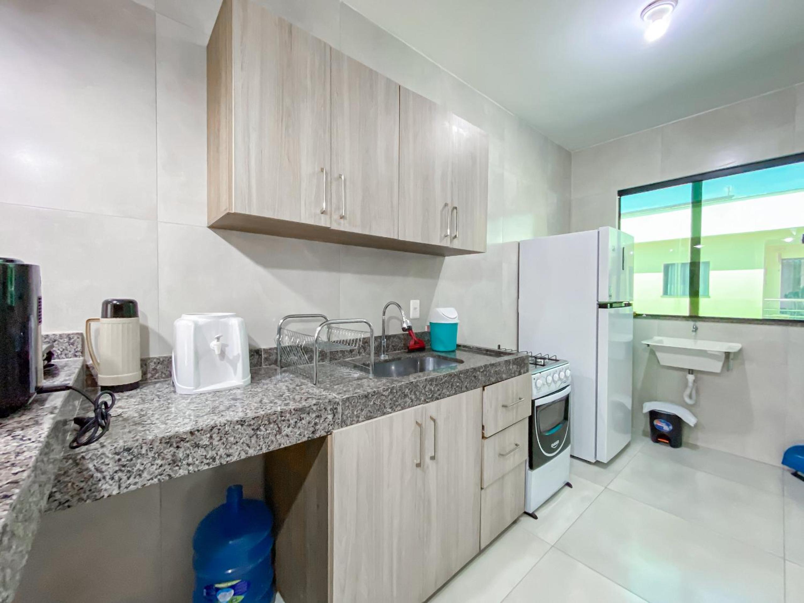 Apê pavimento superior com 2 quartos (ambos com ar), internet Privativa, próximo a praia de Taperapuã, Residencial Maria Vitoria condomínio com piscina e á