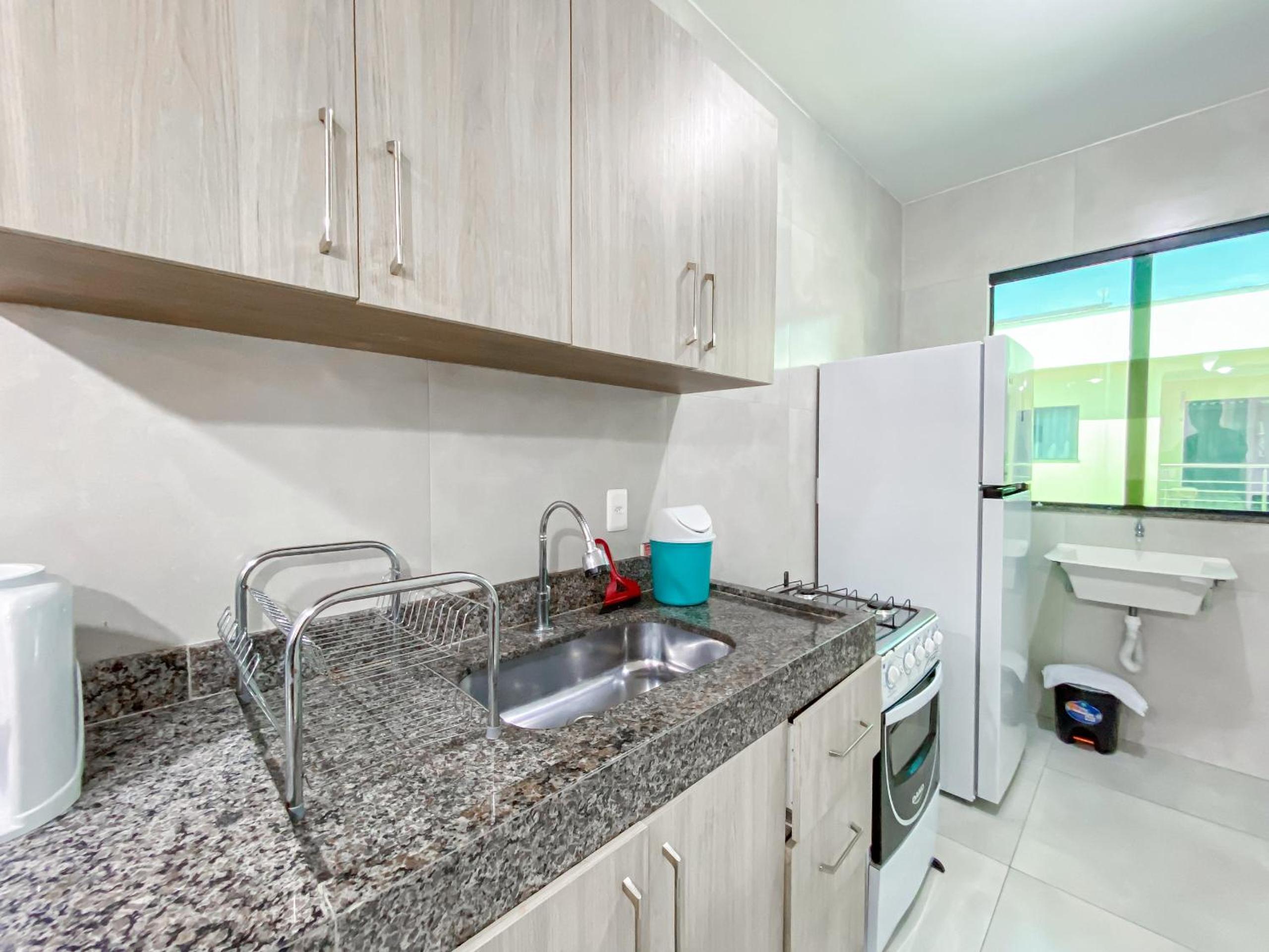 Apê pavimento superior com 2 quartos (ambos com ar), internet Privativa, próximo a praia de Taperapuã, Residencial Maria Vitoria condomínio com piscina e á