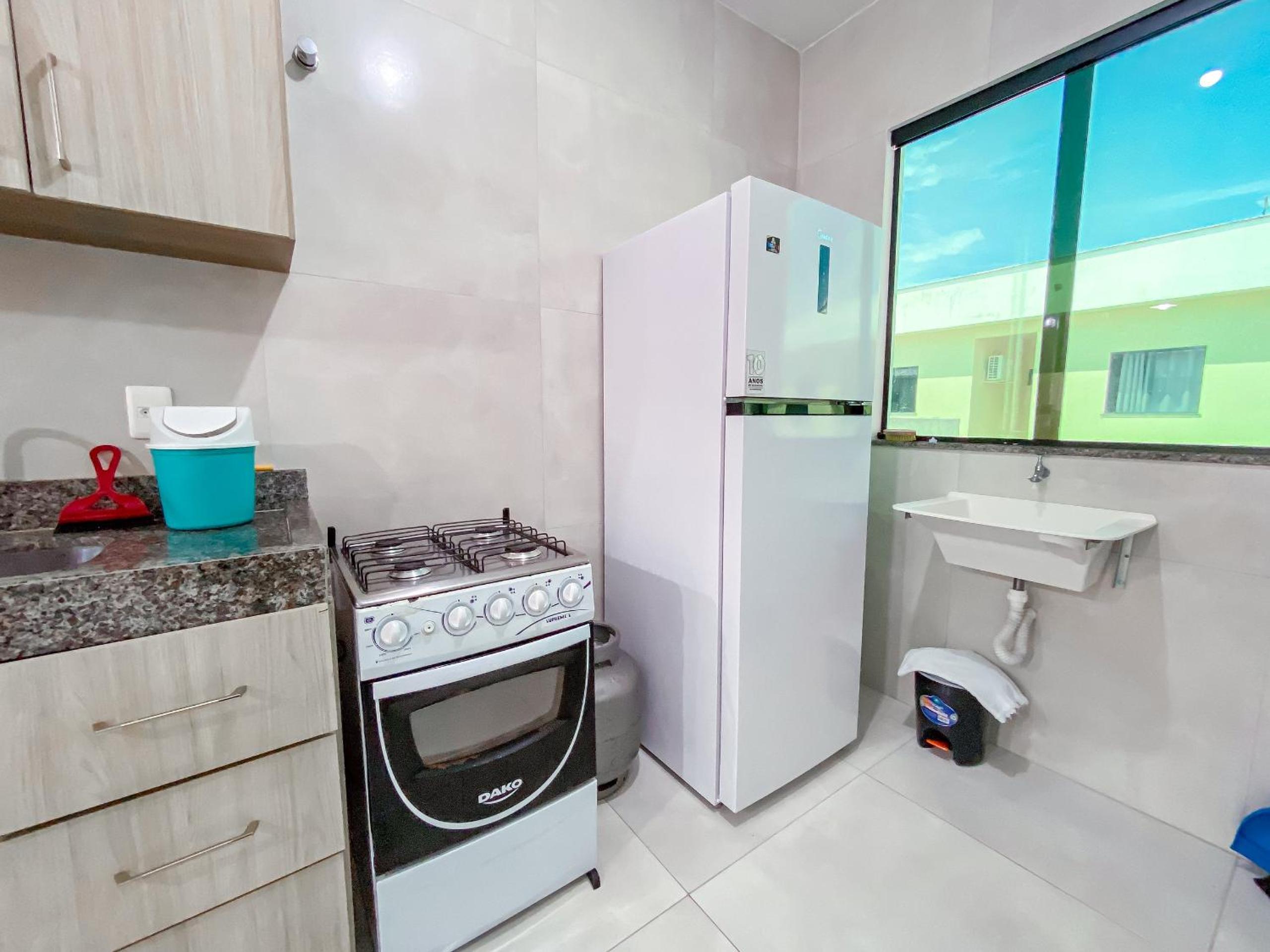 Apê pavimento superior com 2 quartos (ambos com ar), internet Privativa, próximo a praia de Taperapuã, Residencial Maria Vitoria condomínio com piscina e á