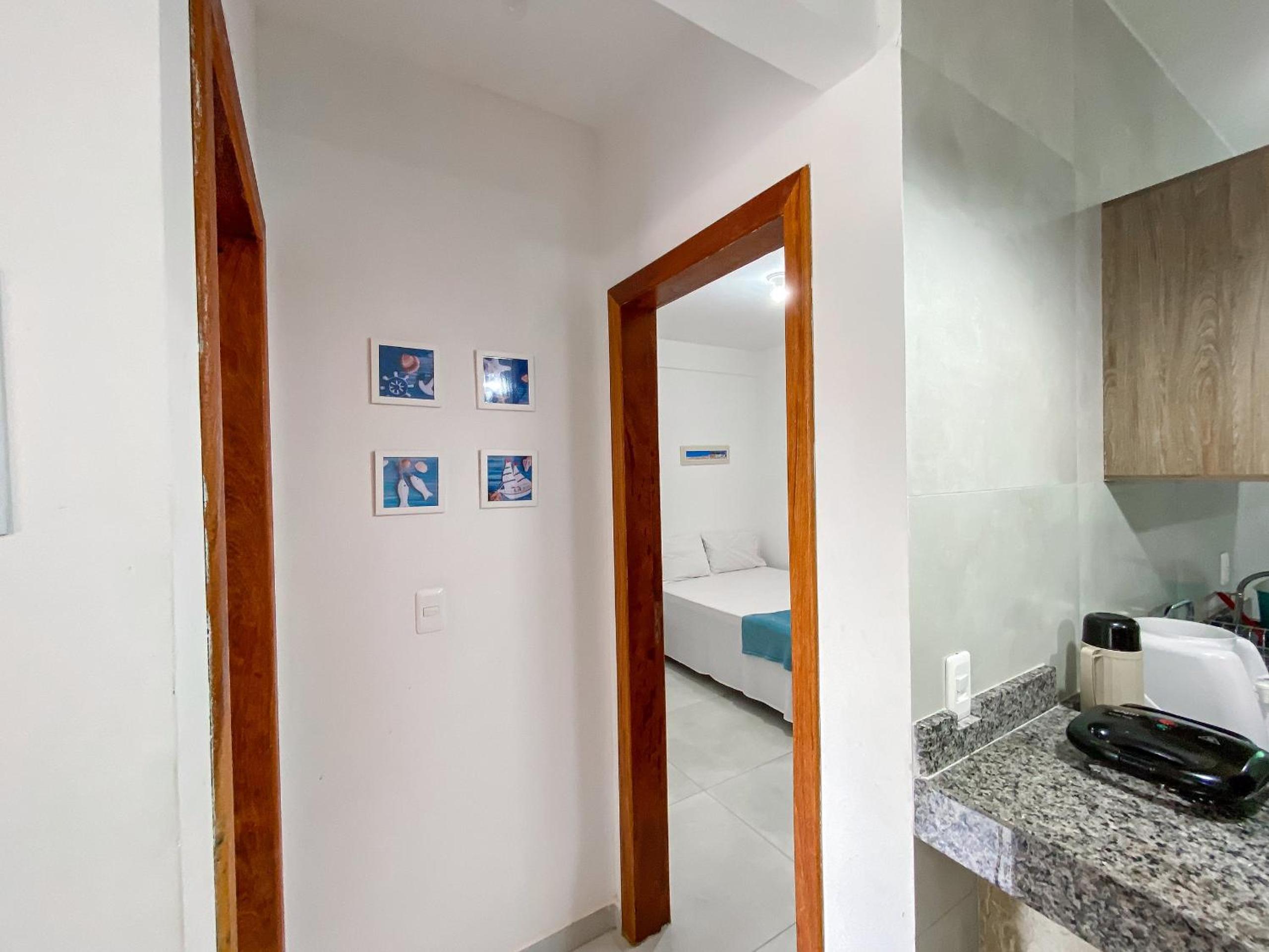 Apê pavimento superior com 2 quartos (ambos com ar), internet Privativa, próximo a praia de Taperapuã, Residencial Maria Vitoria condomínio com piscina e á