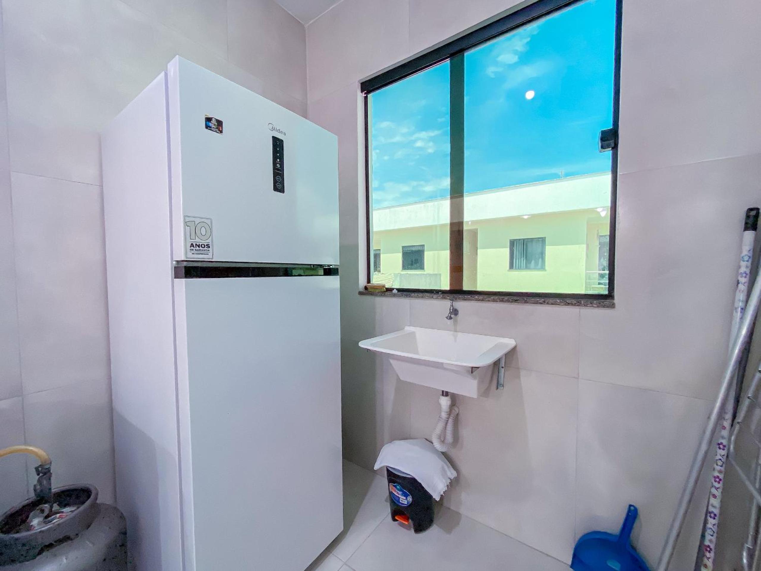 Apê pavimento superior com 2 quartos (ambos com ar), internet Privativa, próximo a praia de Taperapuã, Residencial Maria Vitoria condomínio com piscina e á