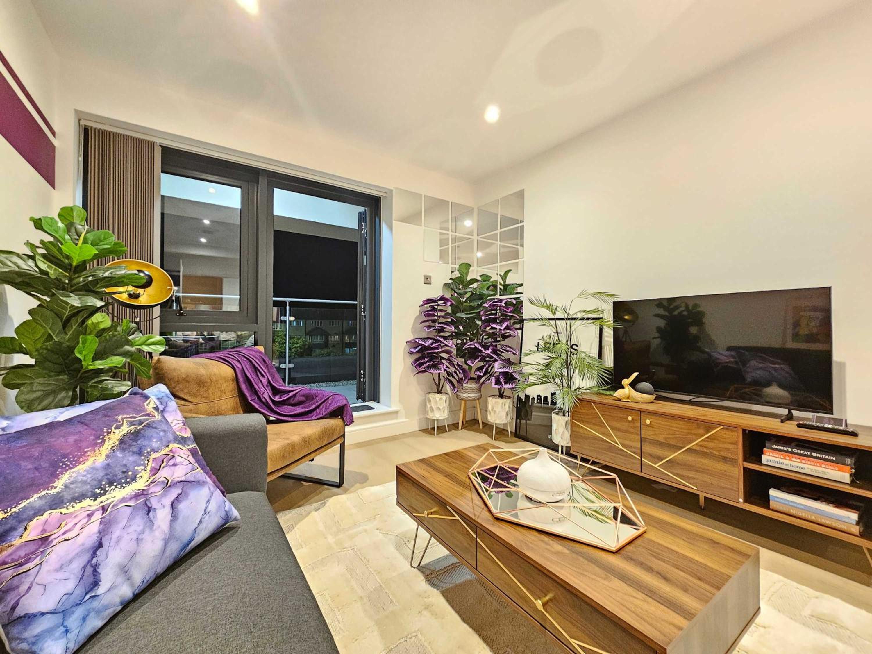 Unique 2-Bed, 2-Bath Apartment with Private Terrace, Near Leeds Bus Station & City Centre
