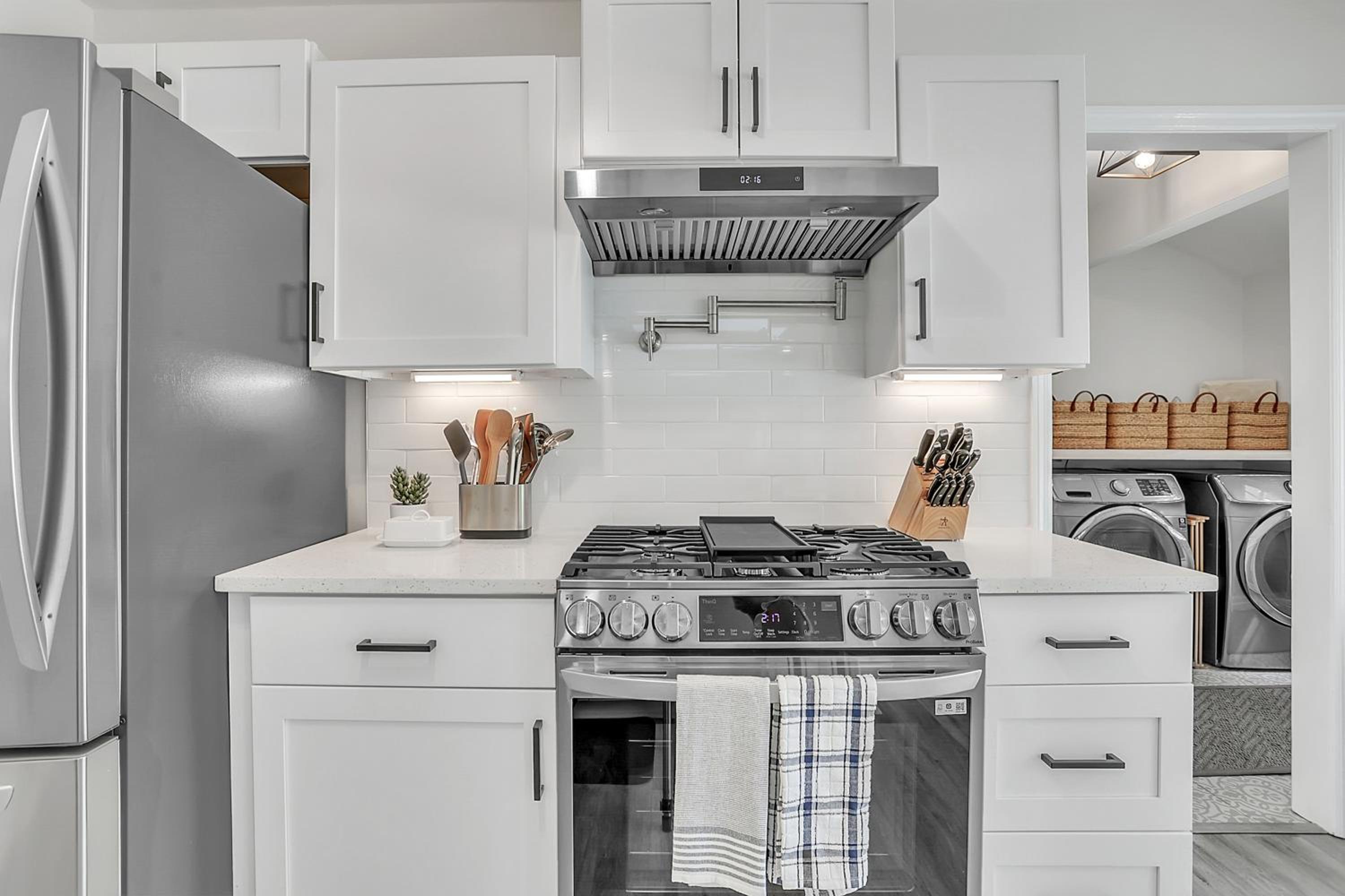 Coastal Pool Retreat Near Beach Downtown & Fun