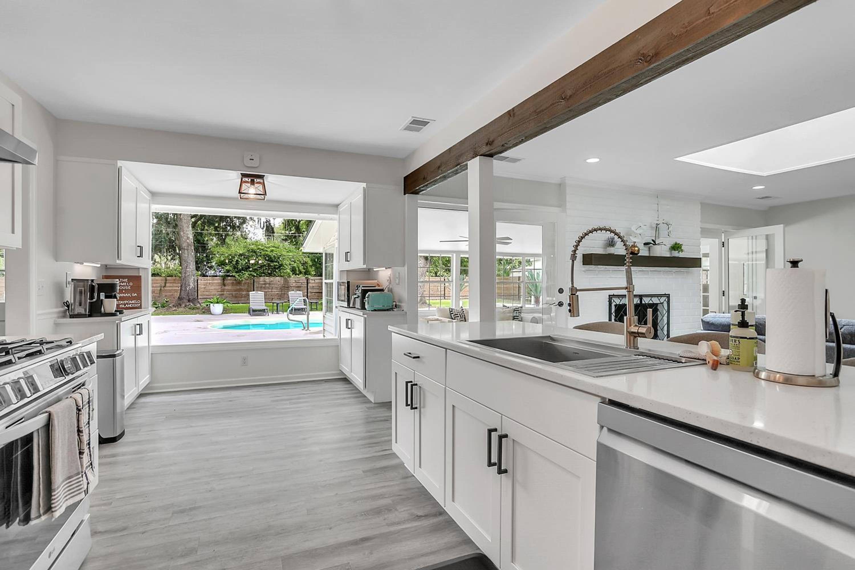 Coastal Pool Retreat Near Beach Downtown & Fun