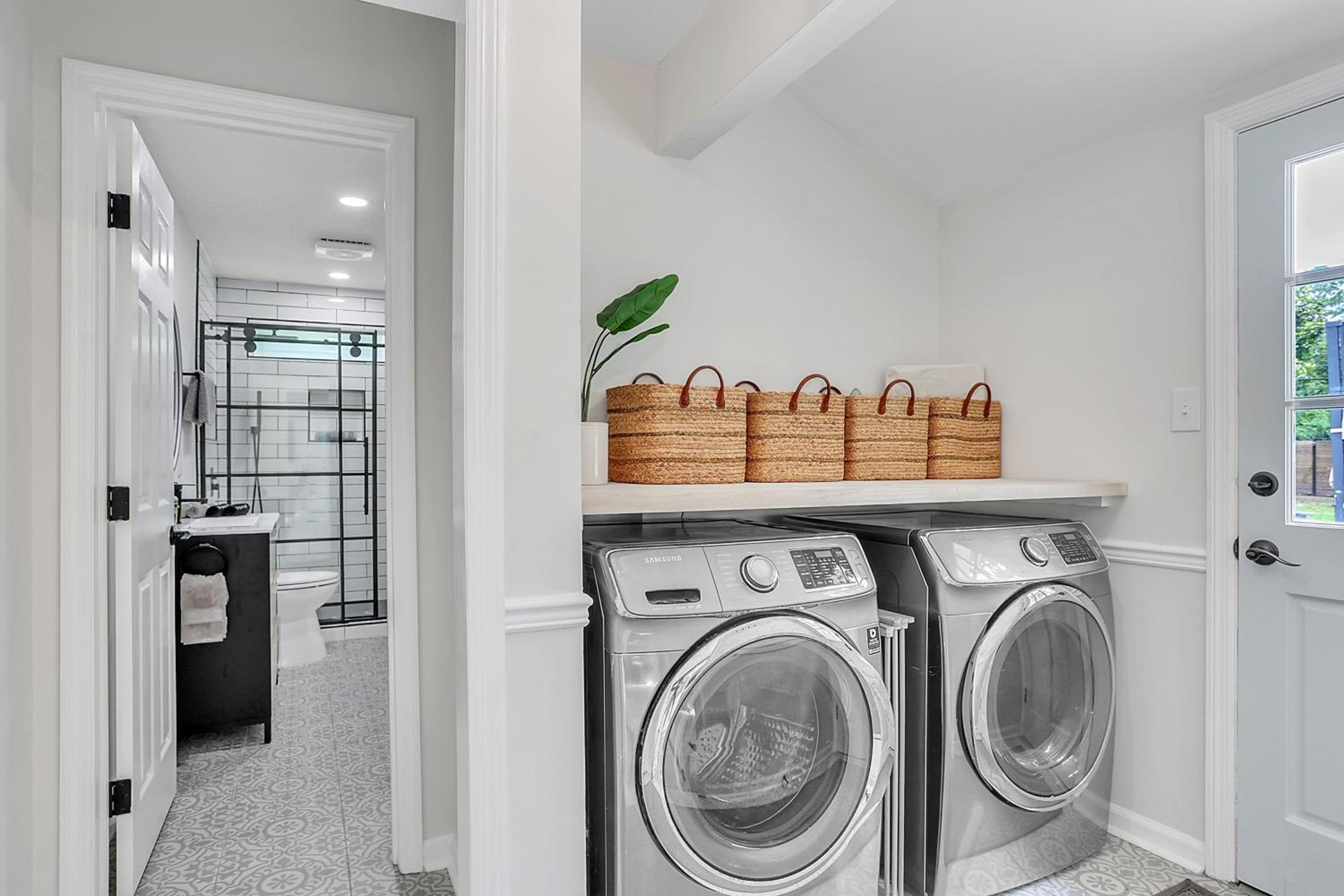 Coastal Pool Retreat Near Beach Downtown & Fun