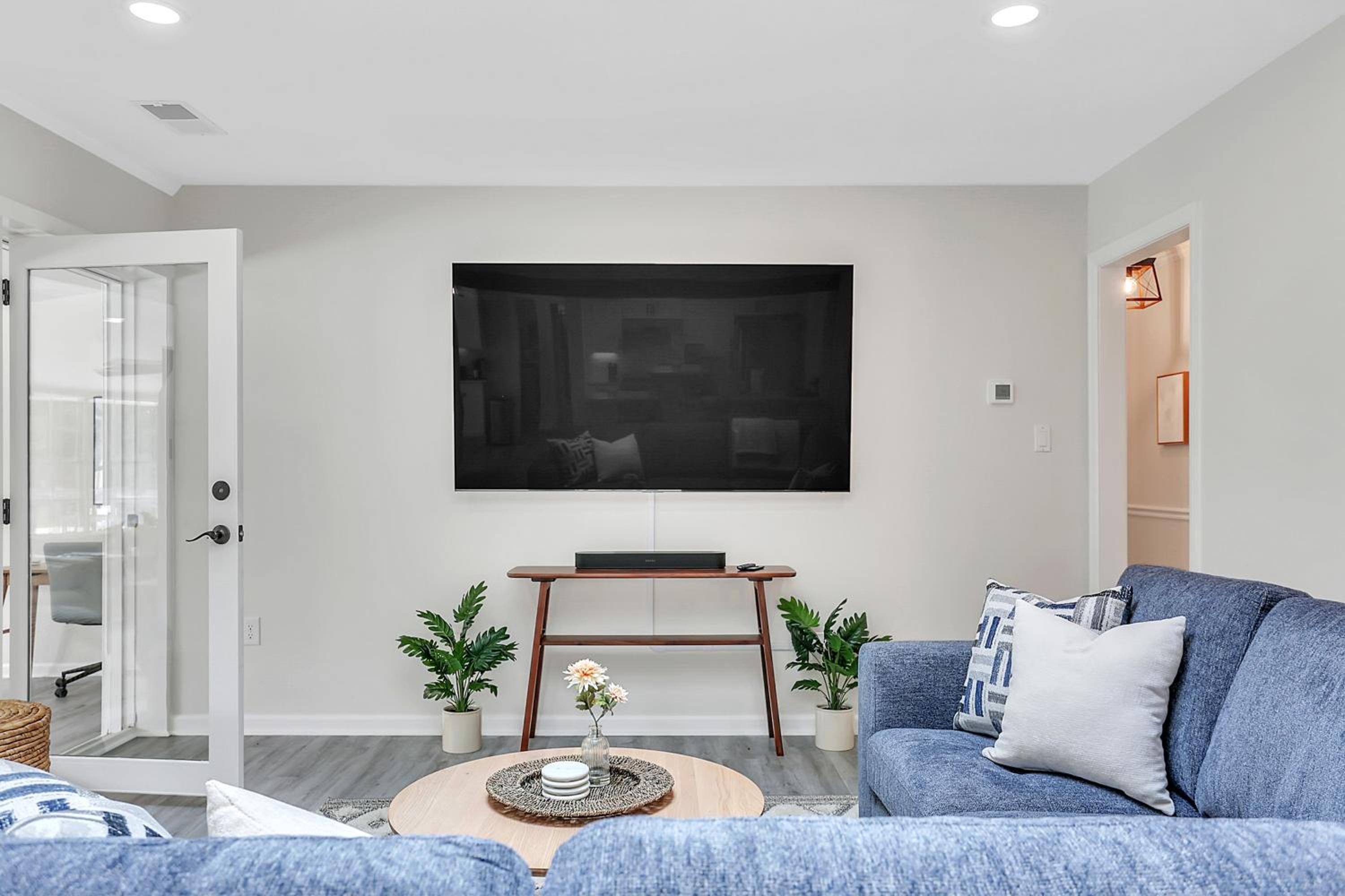 Coastal Pool Retreat Near Beach Downtown & Fun