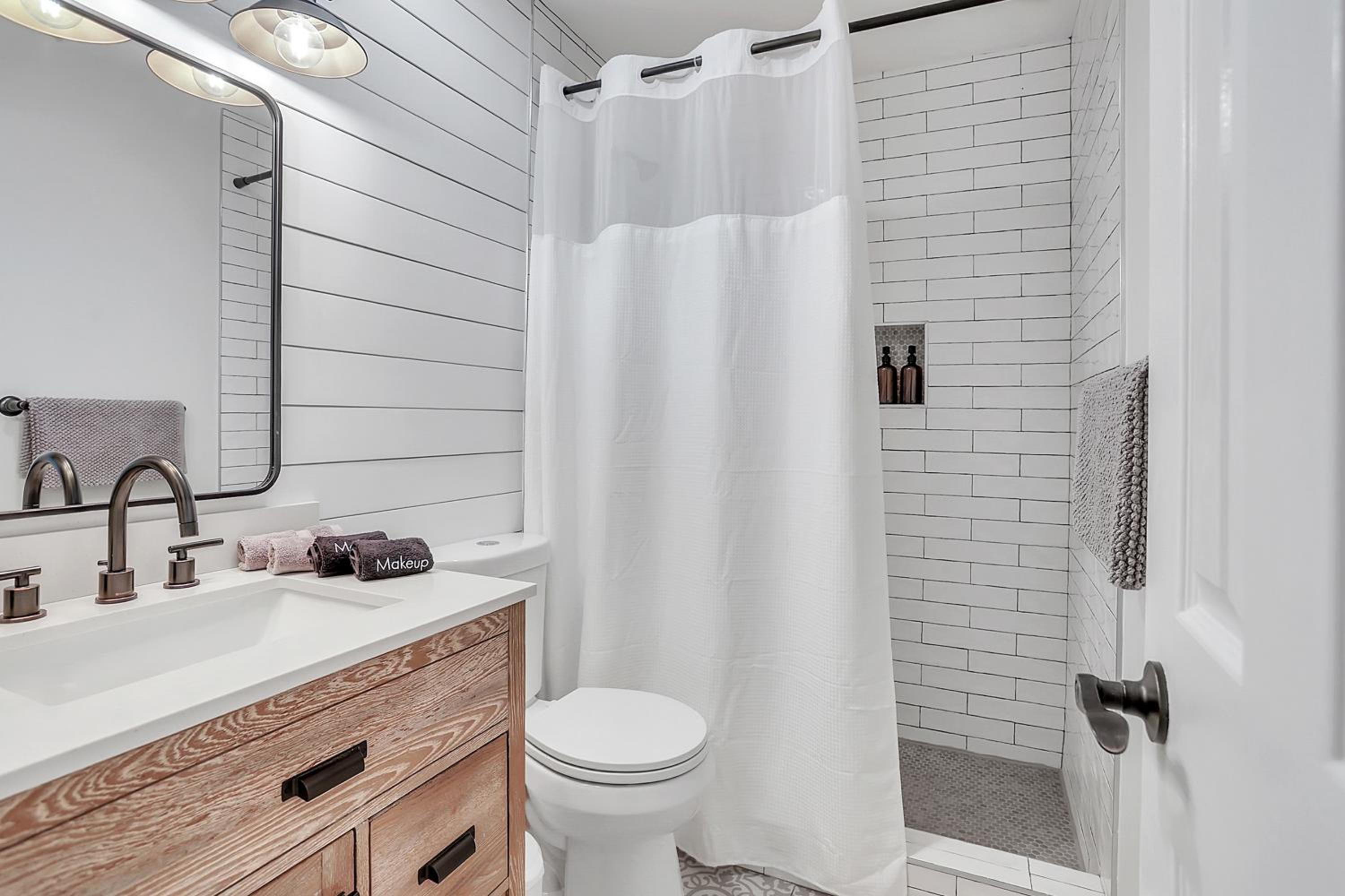Coastal Pool Retreat Near Beach Downtown & Fun