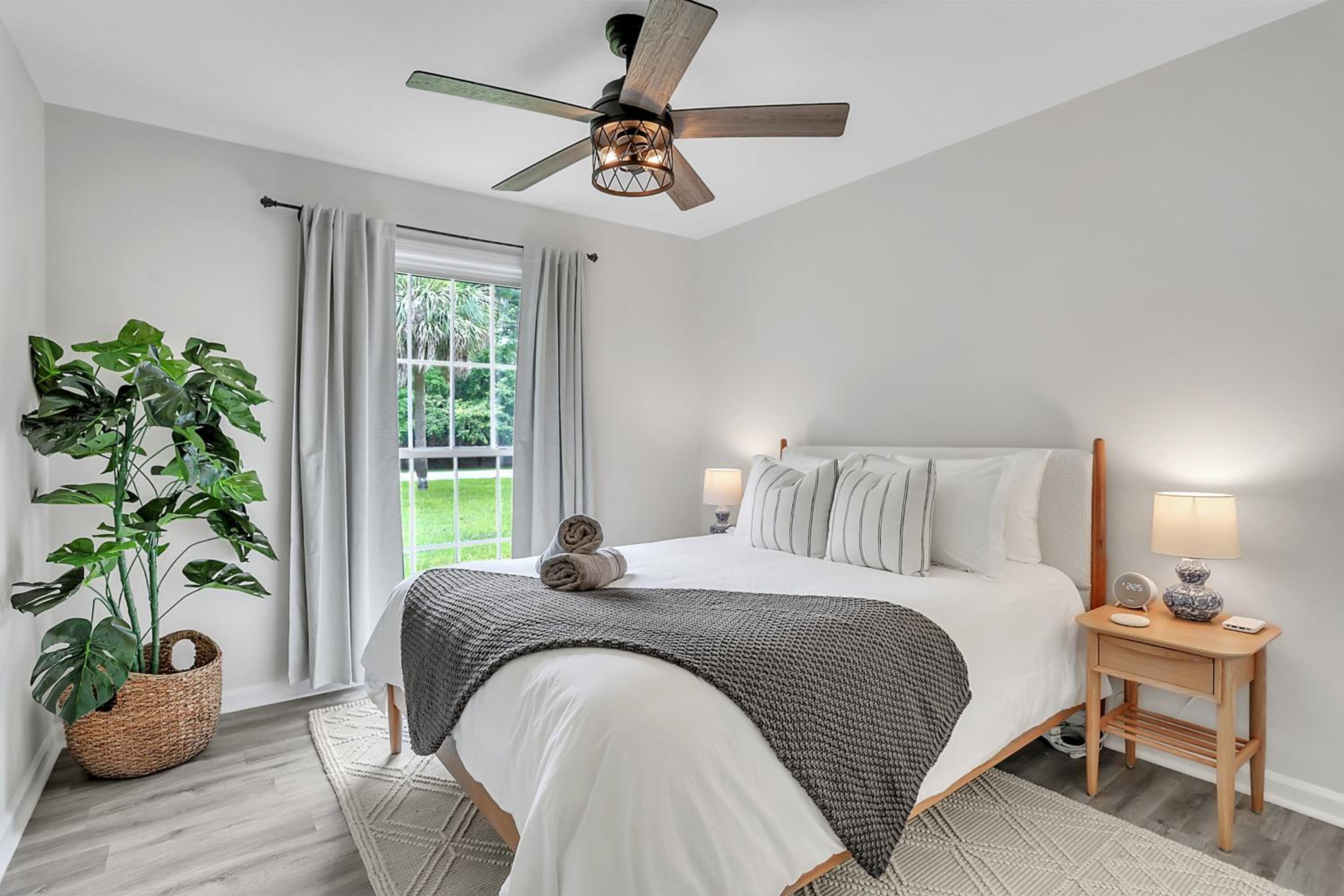 Coastal Pool Retreat Near Beach Downtown & Fun