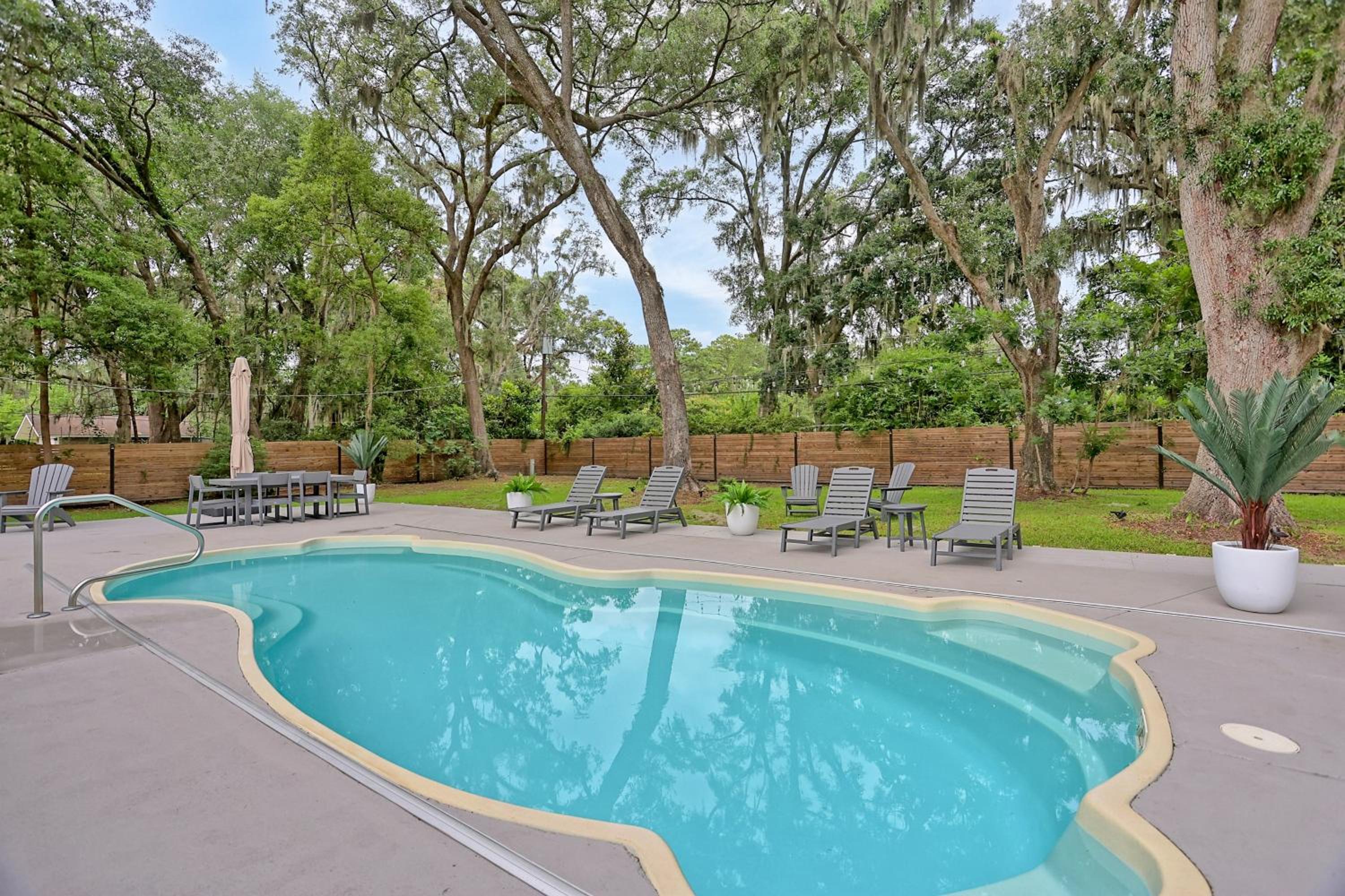 Coastal Pool Retreat Near Beach Downtown & Fun