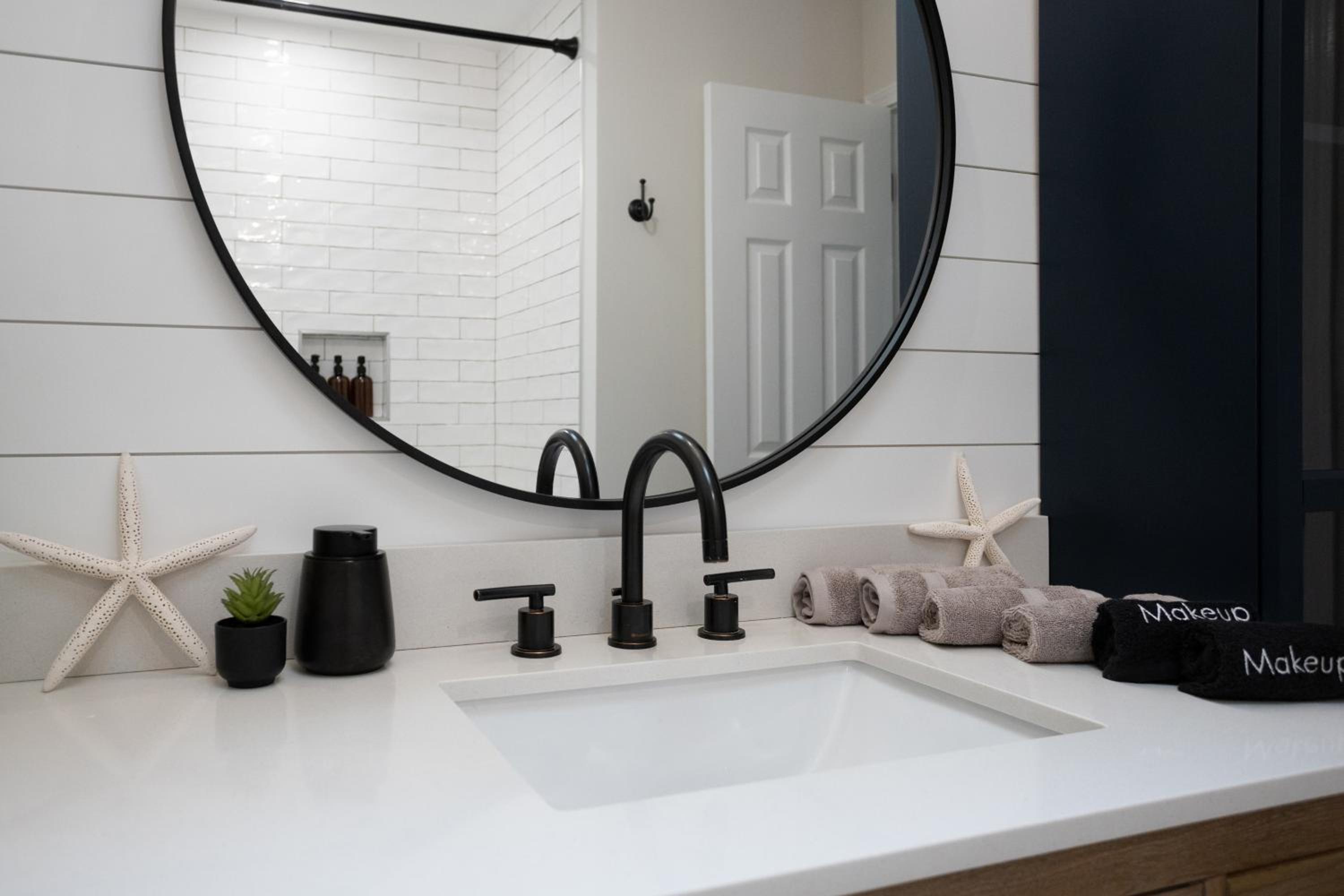 Coastal Pool Retreat Near Beach Downtown & Fun