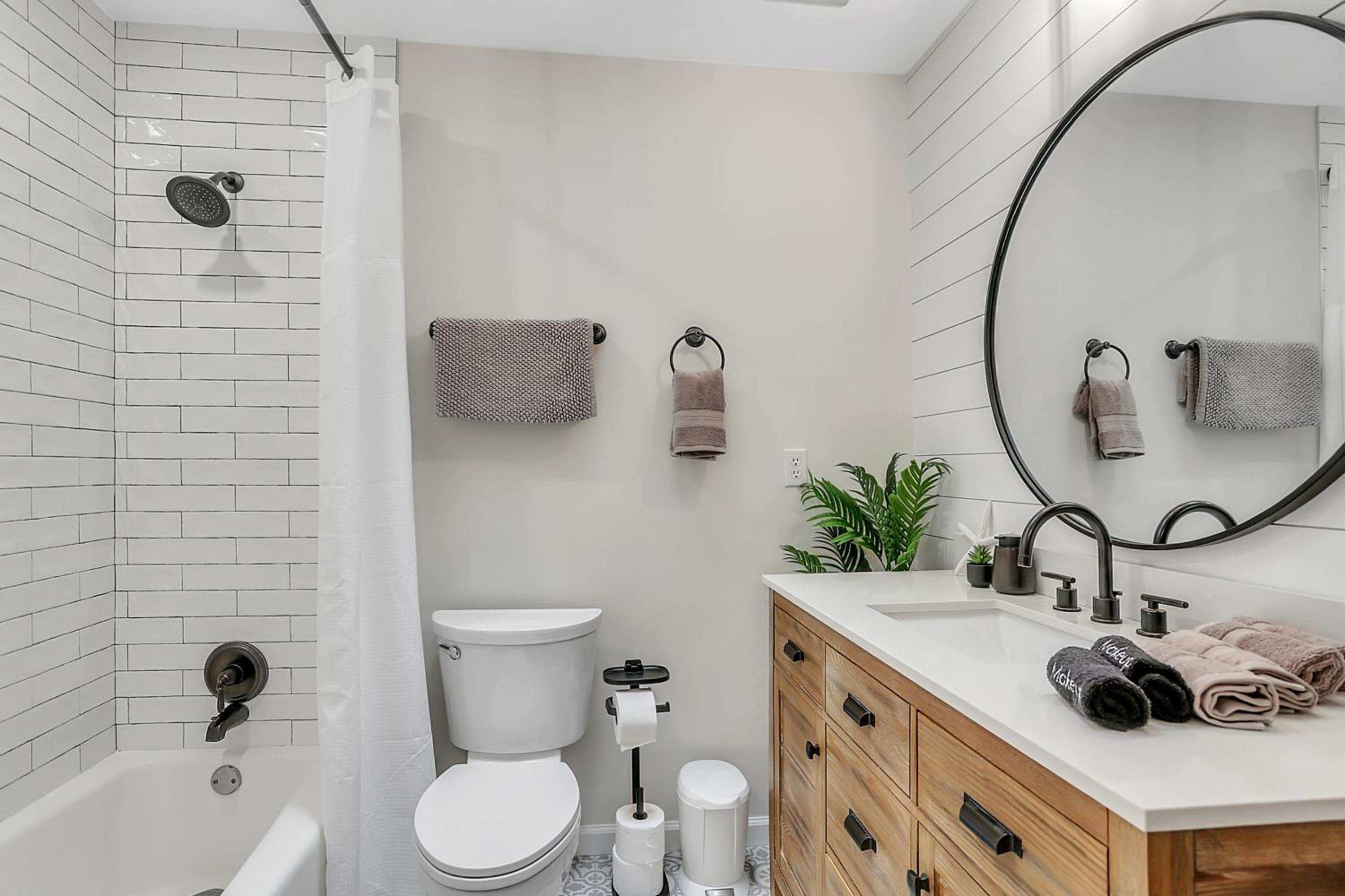 Coastal Pool Retreat Near Beach Downtown & Fun