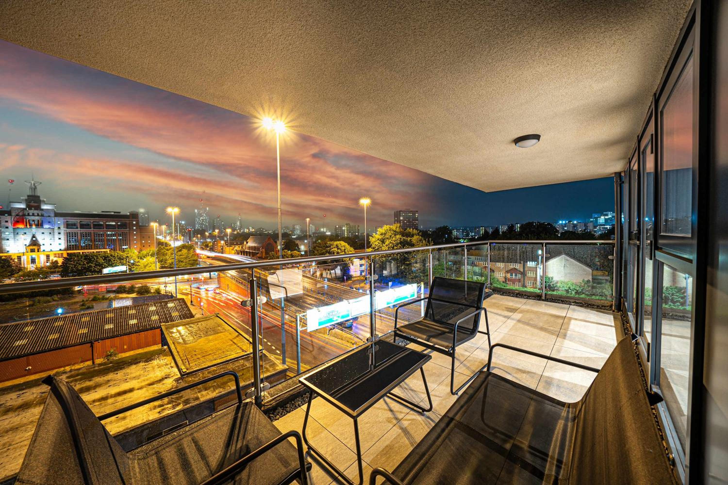 Luxury 2BR Penthouse-1, Private Terrace, City Center, Free Parking