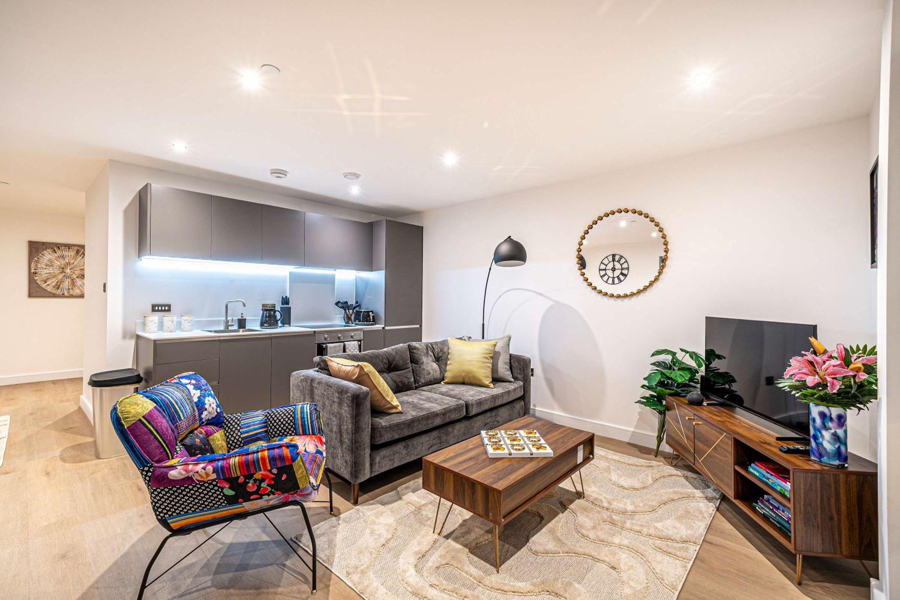 Luxury 2BR Penthouse-1, Private Terrace, City Center, Free Parking