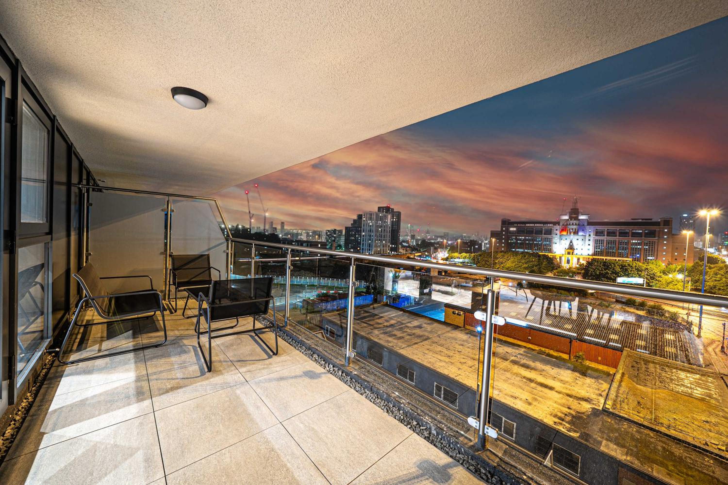 Luxury 2BR Penthouse-1, Private Terrace, City Center, Free Parking