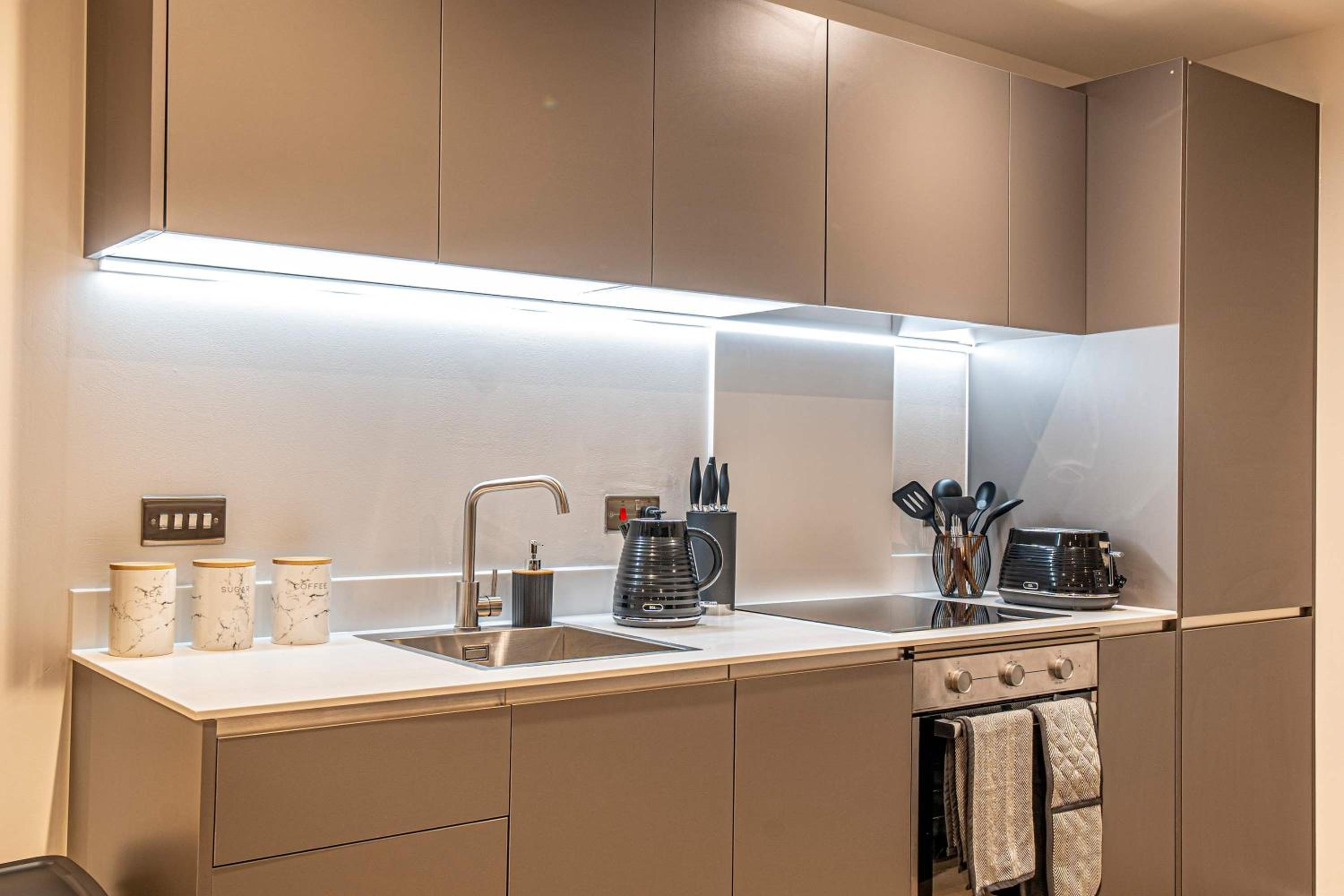 Luxury 2BR Penthouse-1, Private Terrace, City Center, Free Parking