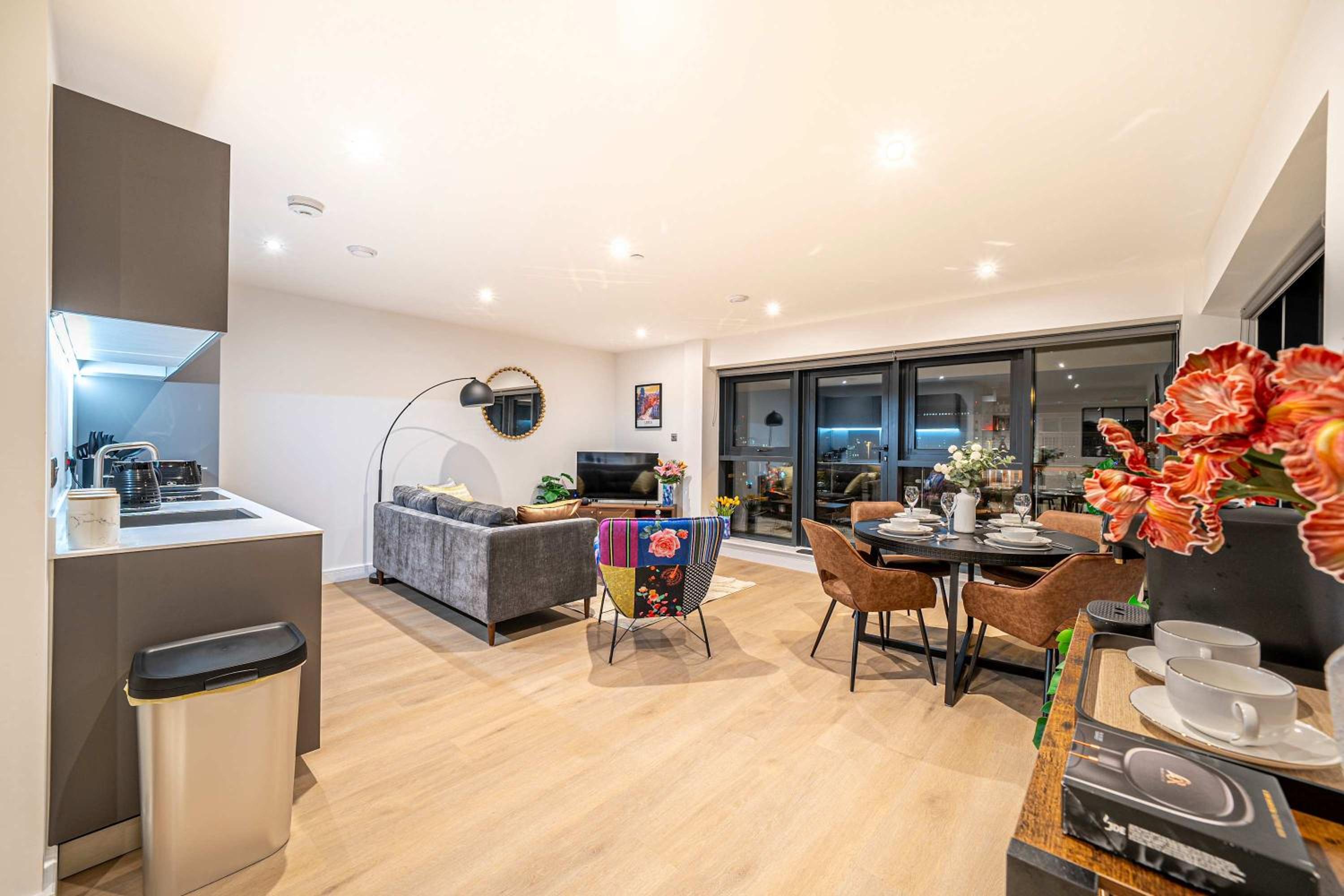 Luxury 2BR Penthouse-1, Private Terrace, City Center, Free Parking