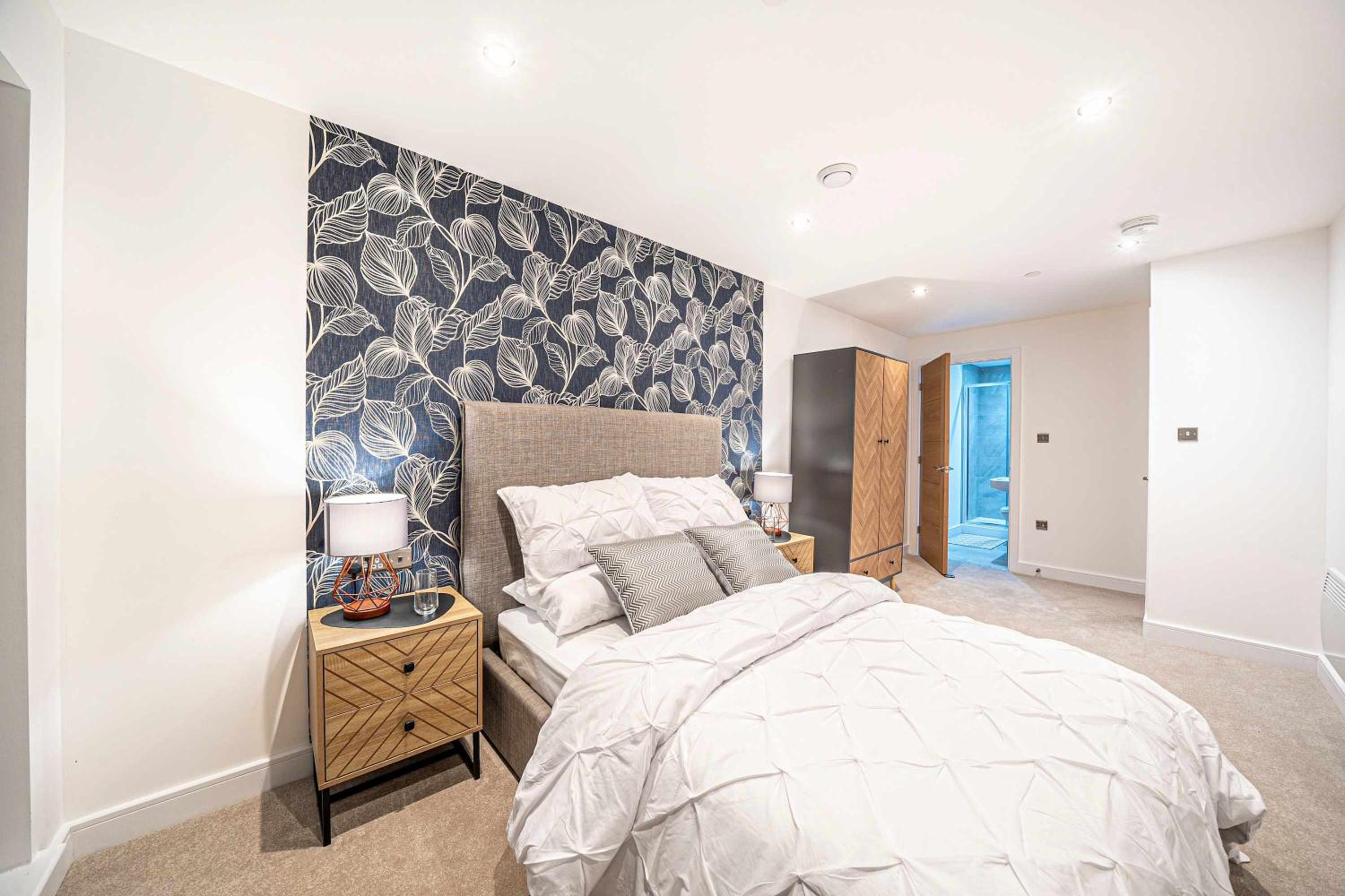Luxury 2BR Penthouse-1, Private Terrace, City Center, Free Parking