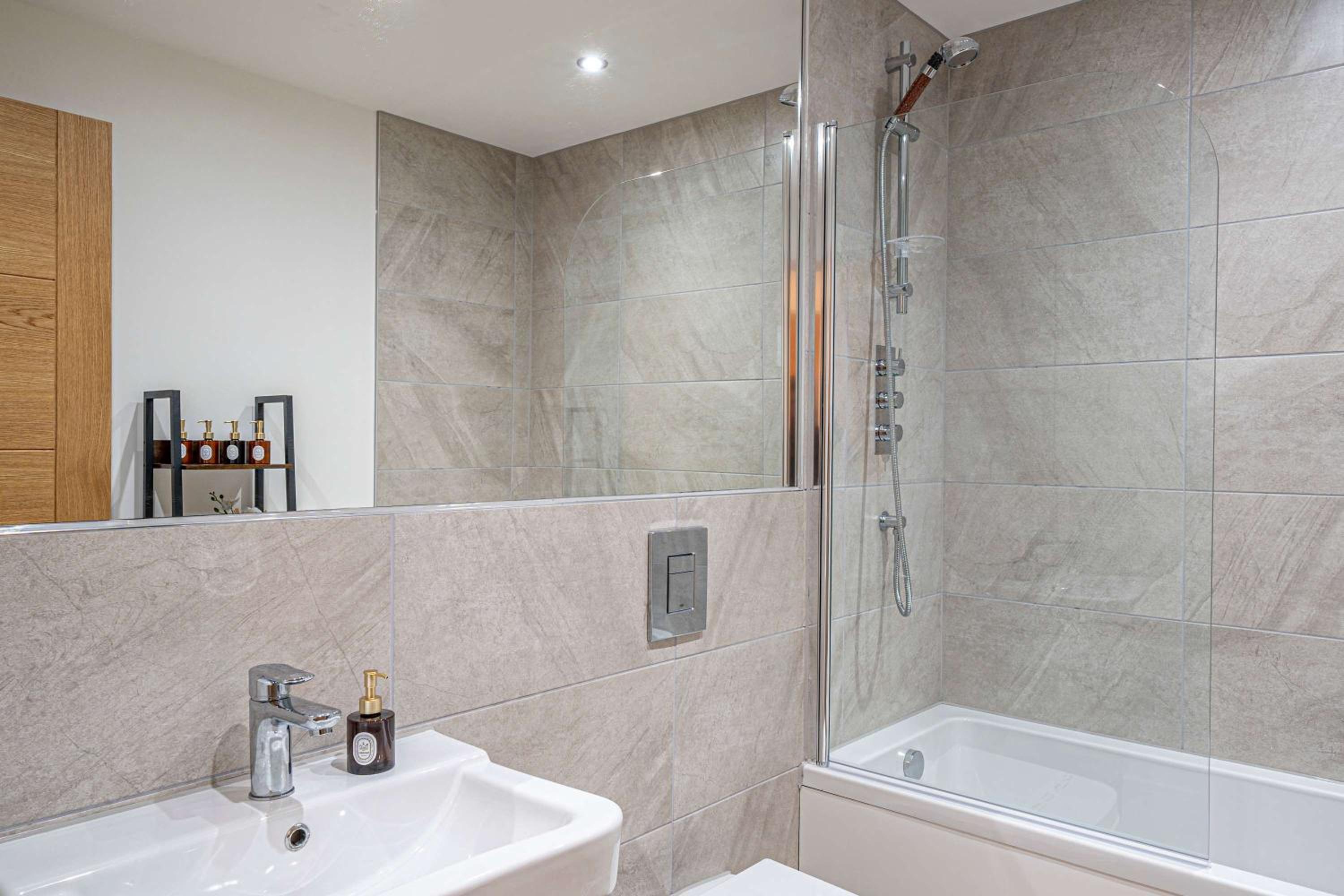 Luxury 2BR Penthouse-1, Private Terrace, City Center, Free Parking