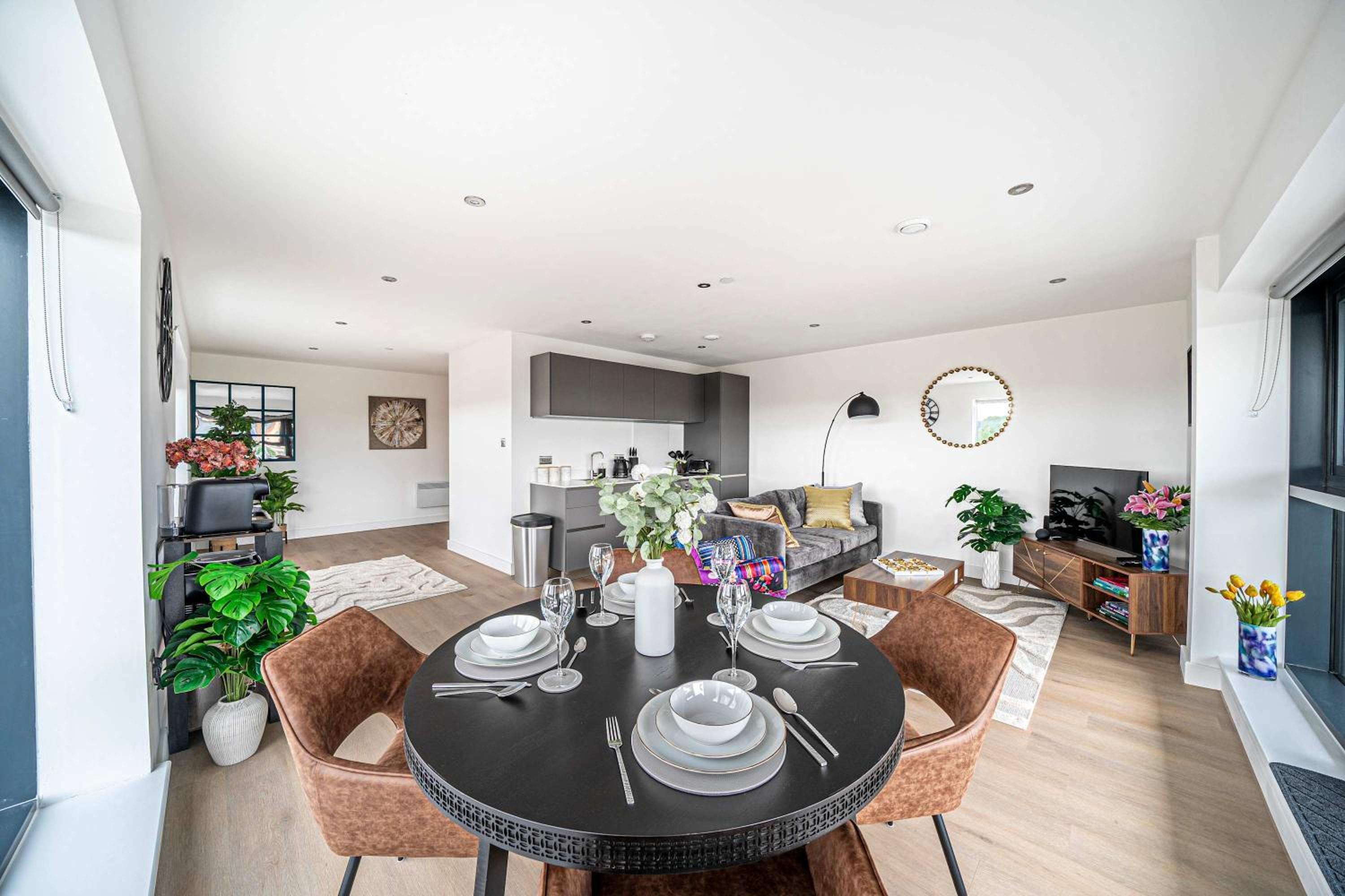 Luxury 2BR Penthouse-1, Private Terrace, City Center, Free Parking