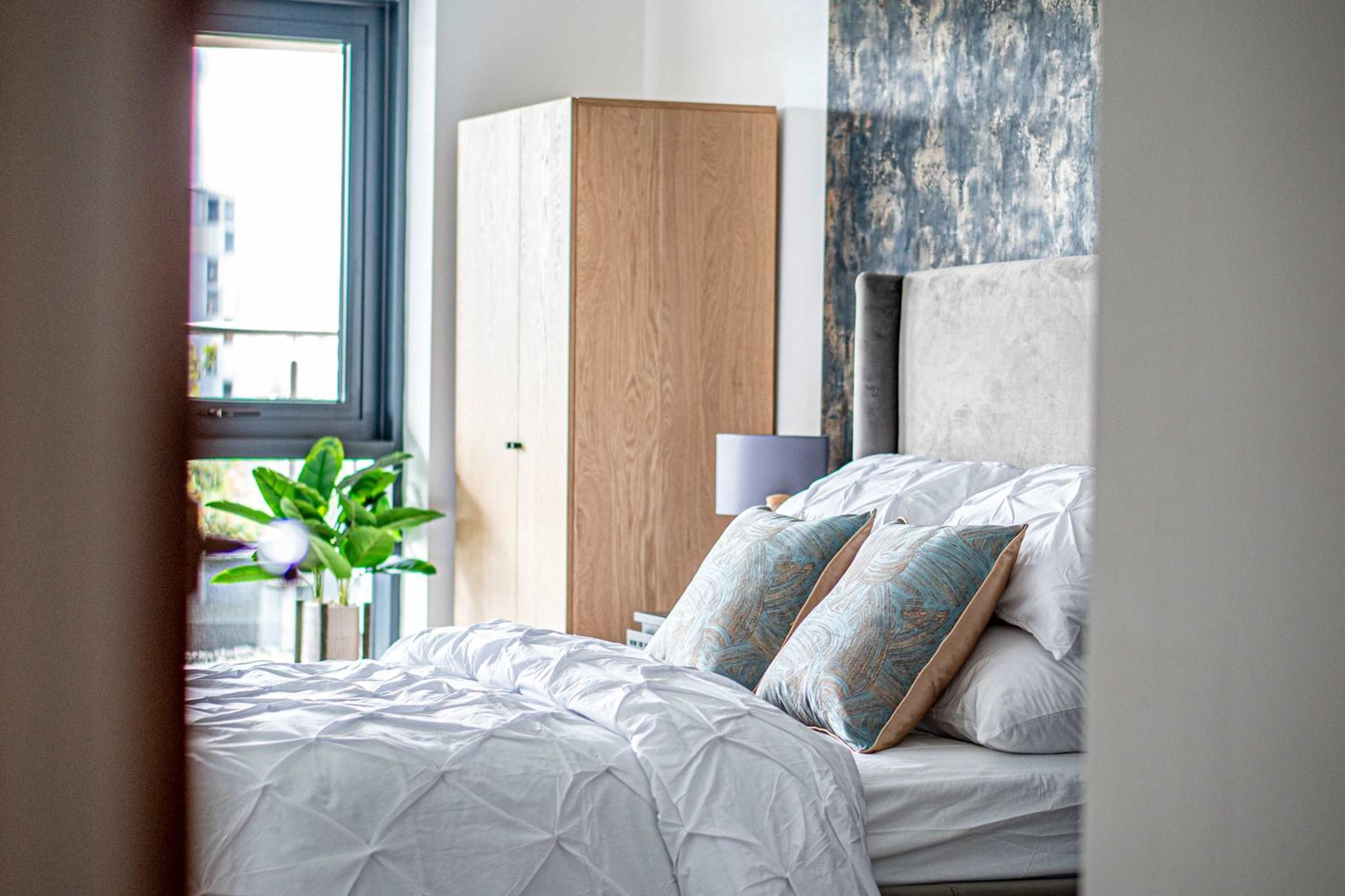 Leeds City Centre 2BR Apartment - Luxury Stay with Private Terrace