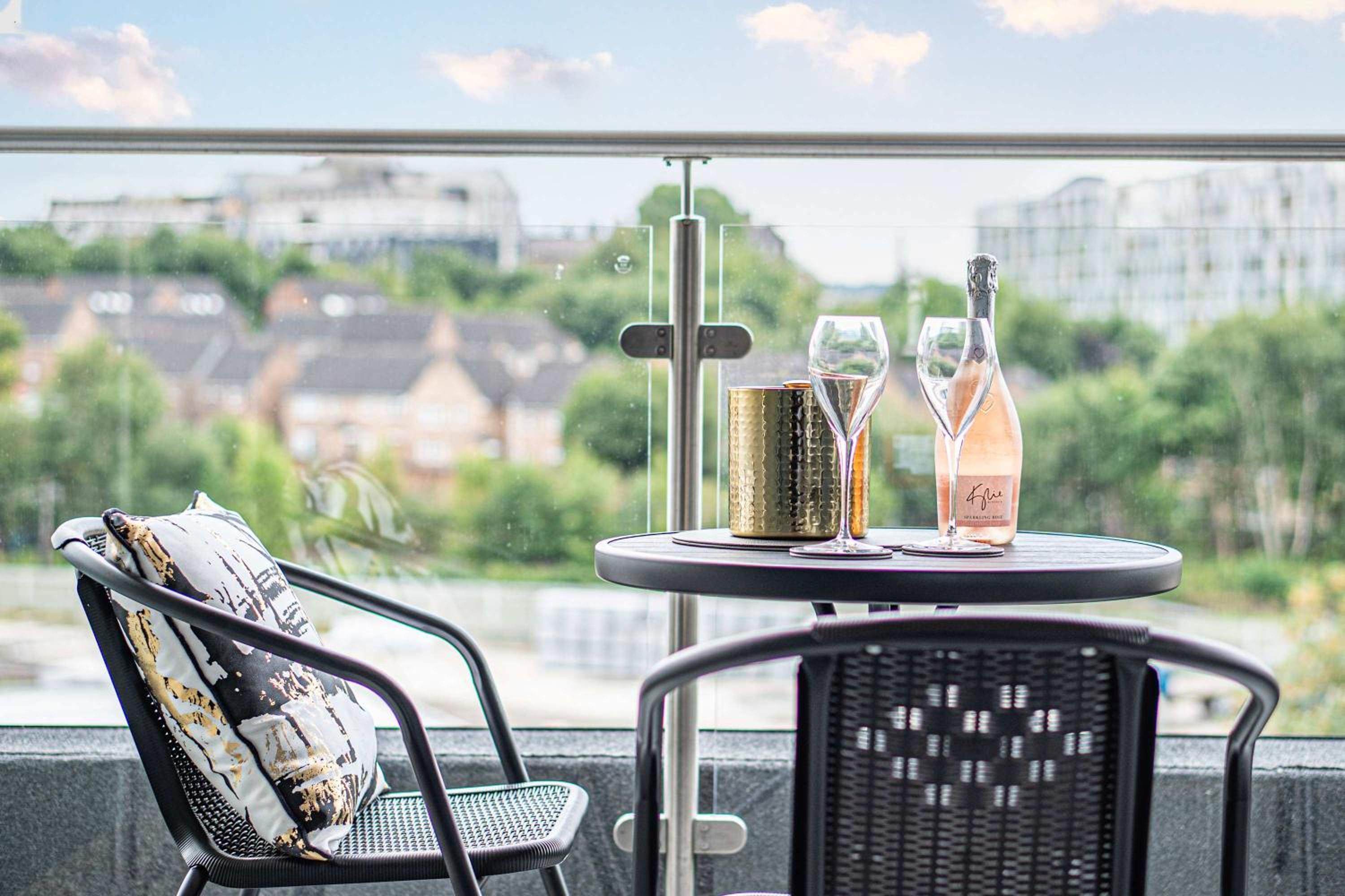 Leeds City Centre 2BR Apartment - Luxury Stay with Private Terrace