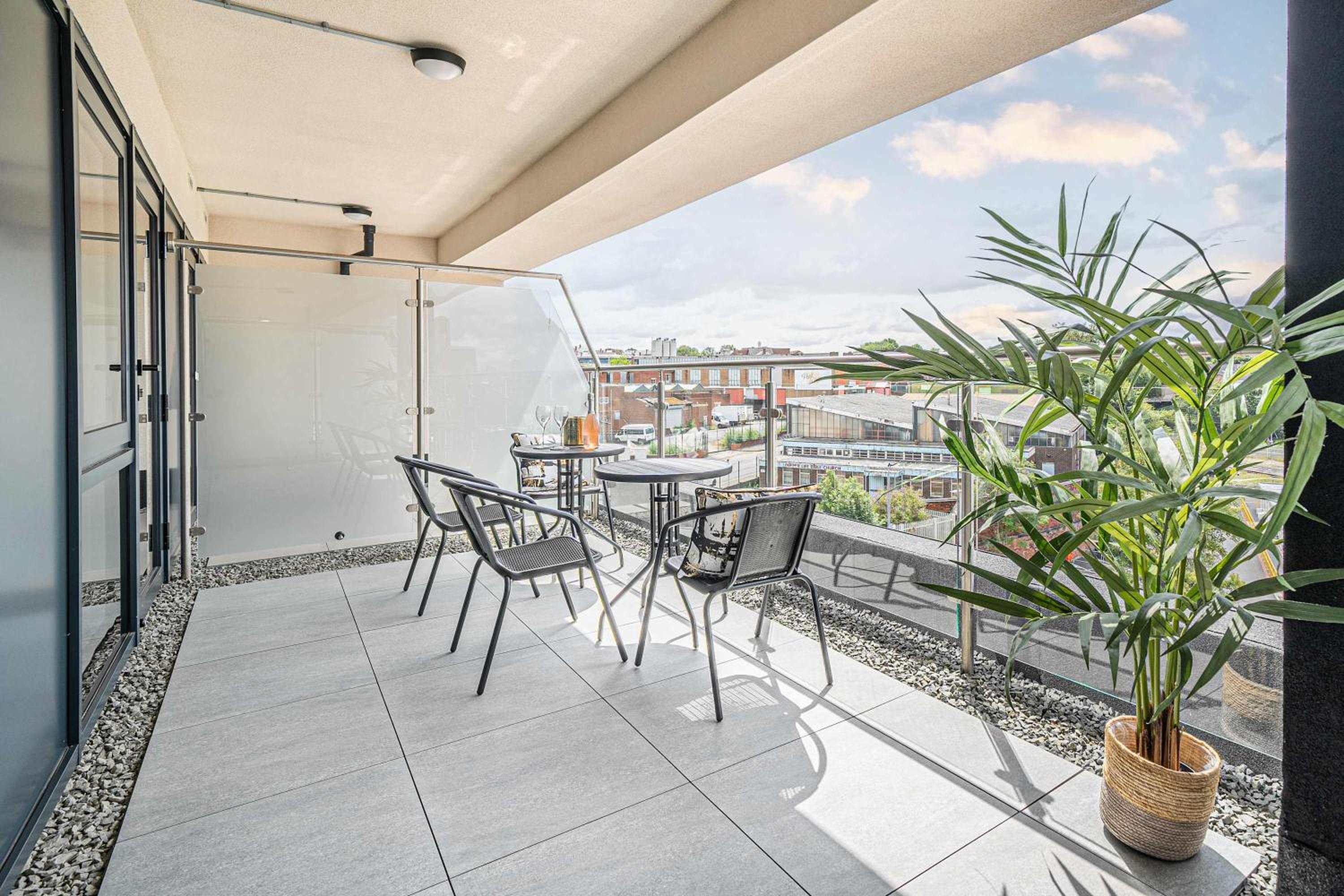 Leeds City Centre 2BR Apartment - Luxury Stay with Private Terrace