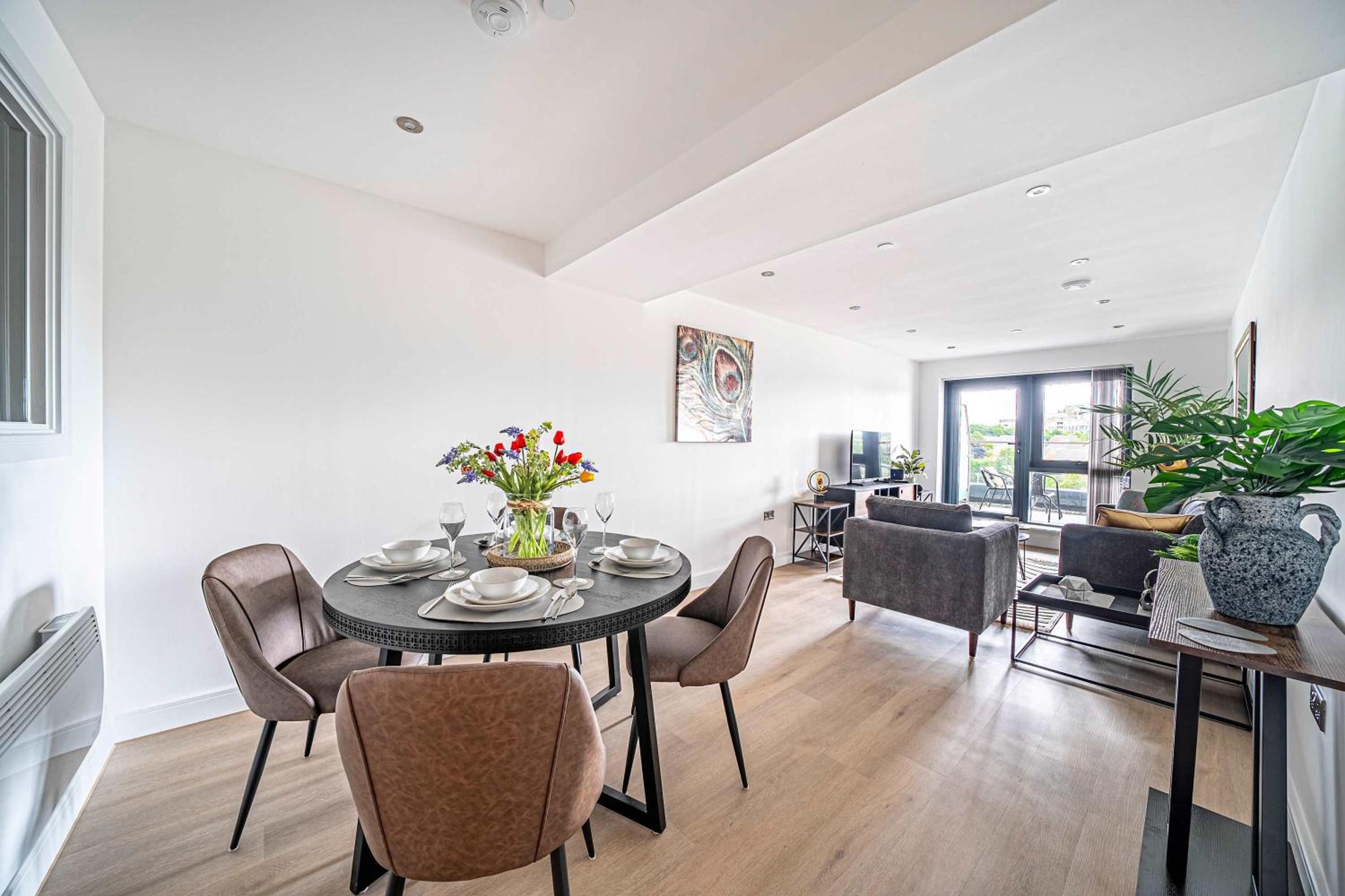 Leeds City Centre 2BR Apartment - Luxury Stay with Private Terrace