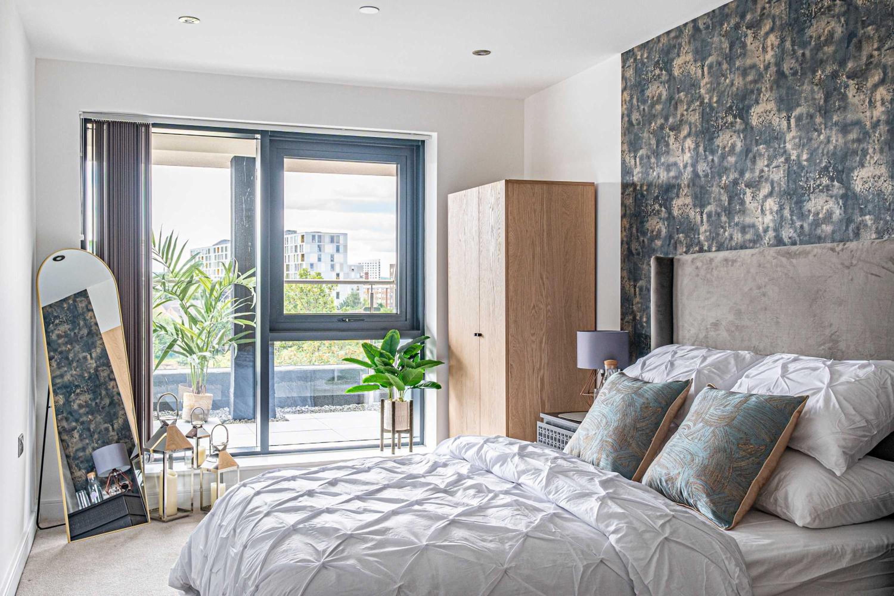 Leeds City Centre 2BR Apartment - Luxury Stay with Private Terrace