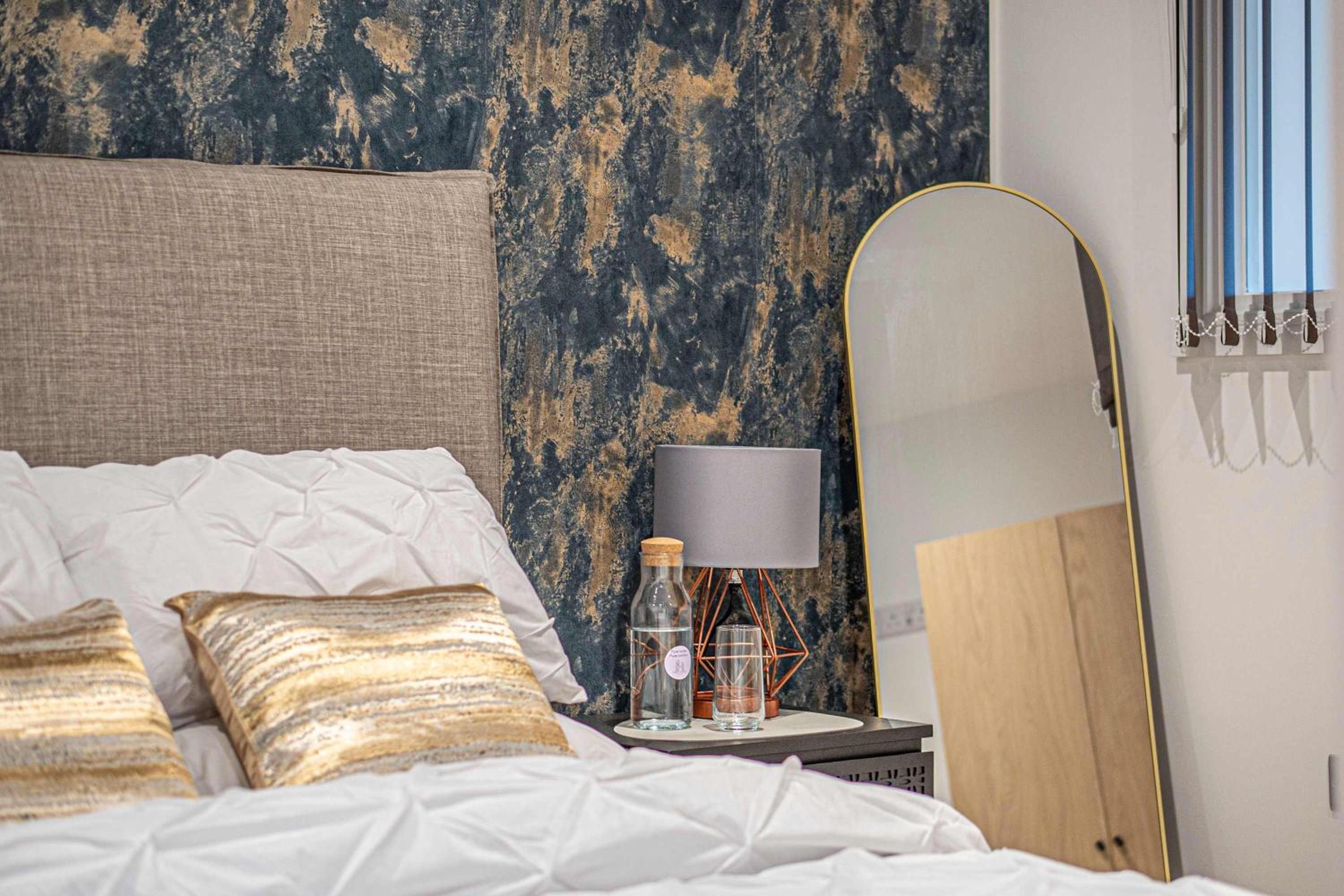 Leeds City Centre 2BR Apartment - Luxury Stay with Private Terrace
