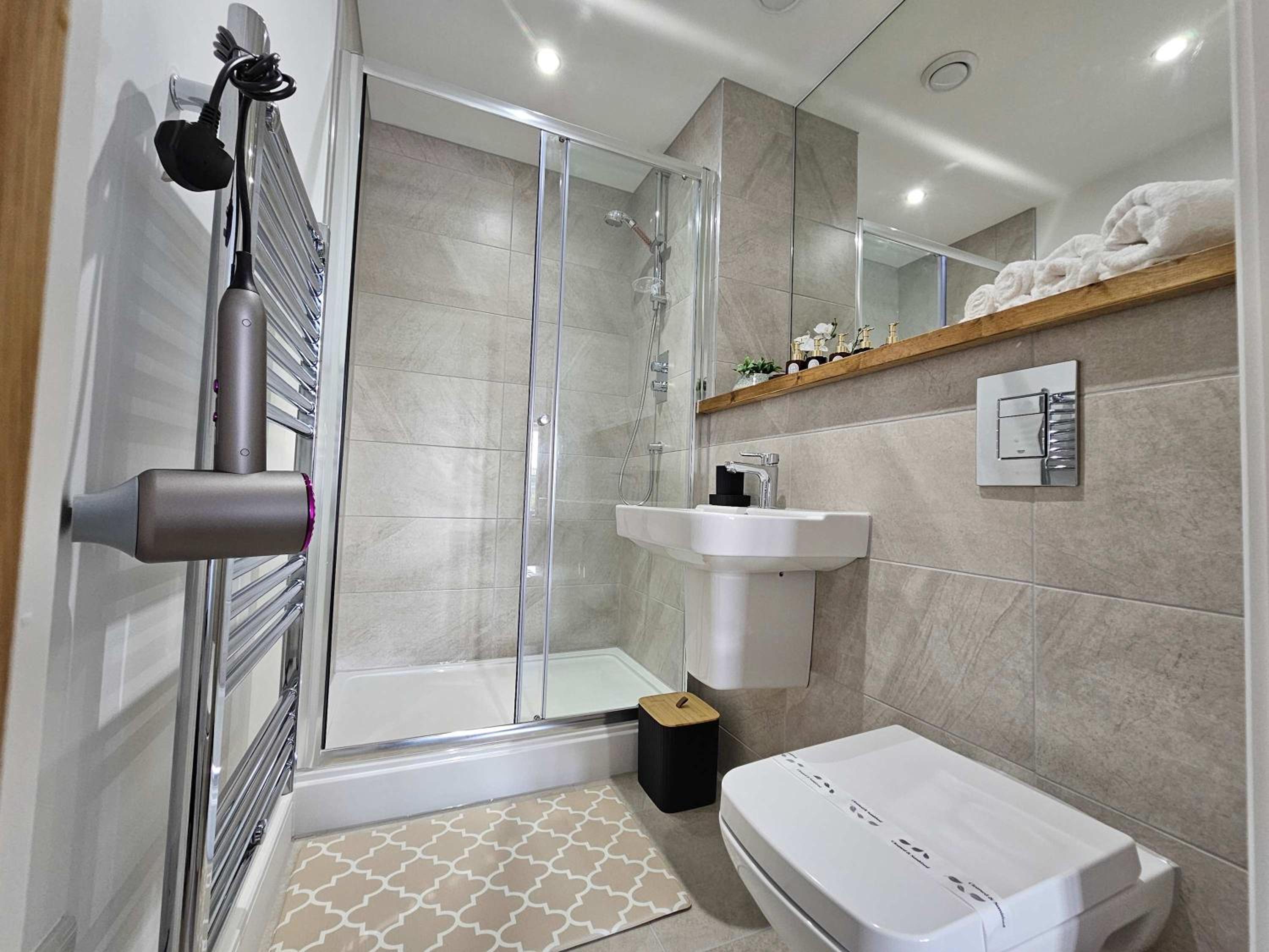 Leeds City Centre 2BR Apartment - Luxury Stay with Private Terrace