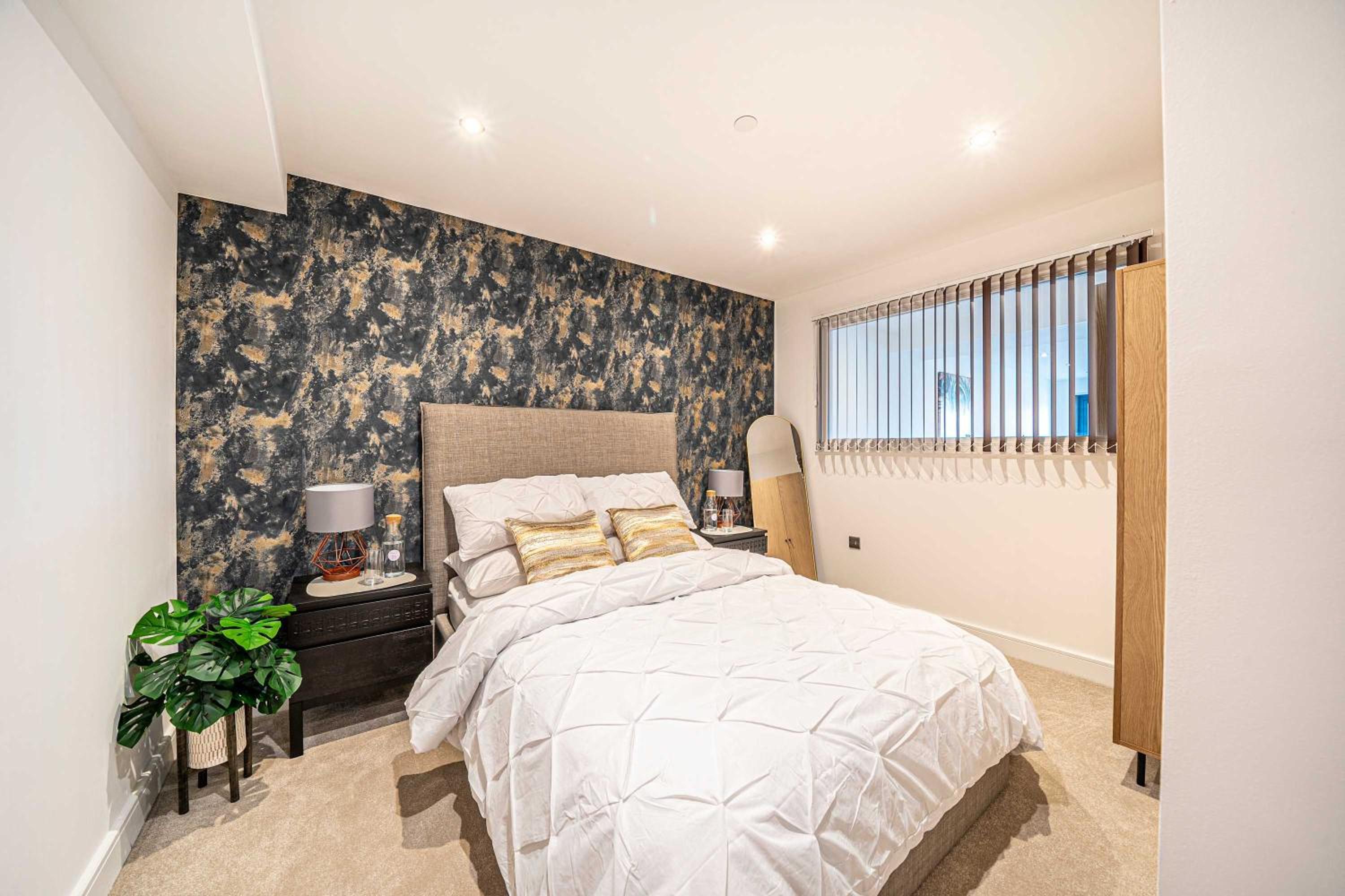 Leeds City Centre 2BR Apartment - Luxury Stay with Private Terrace