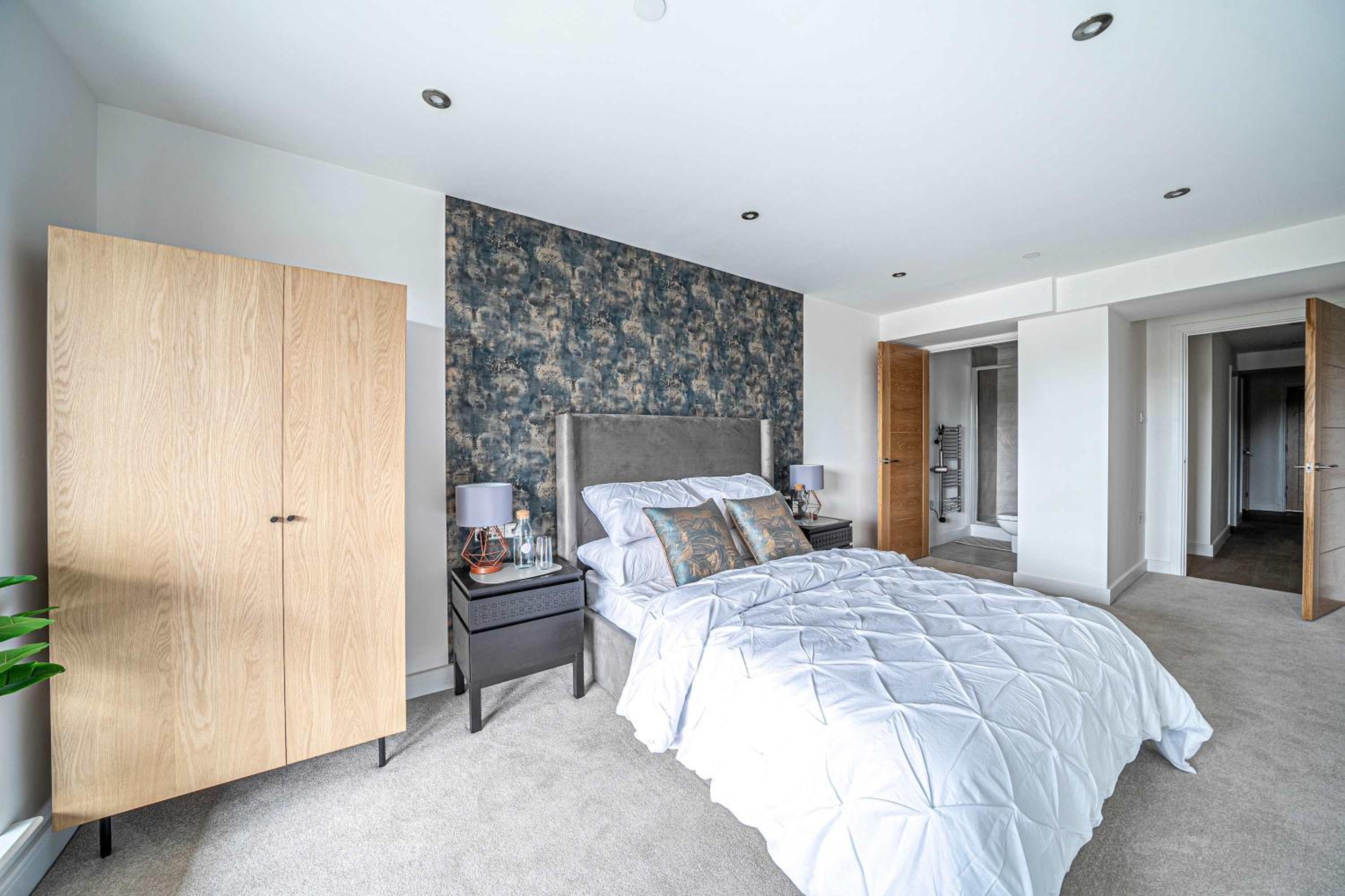 Leeds City Centre 2BR Apartment - Luxury Stay with Private Terrace