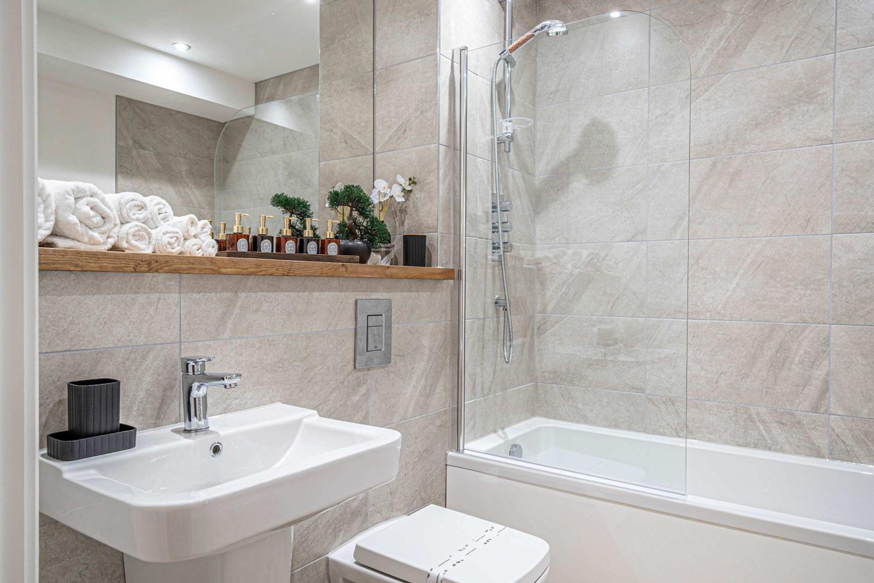 Leeds City Centre 2BR Apartment - Luxury Stay with Private Terrace