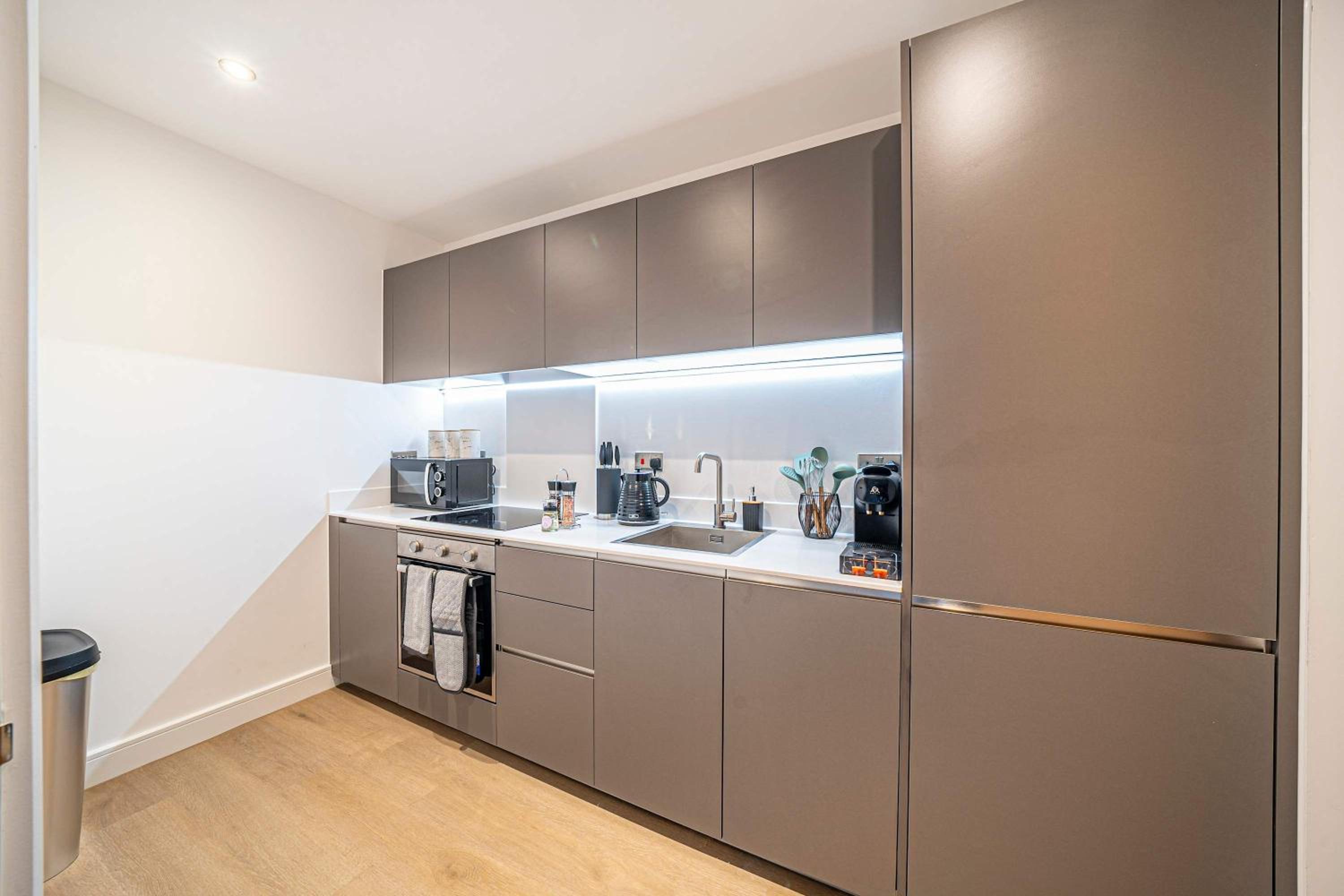 Leeds City Centre 2BR Apartment - Luxury Stay with Private Terrace
