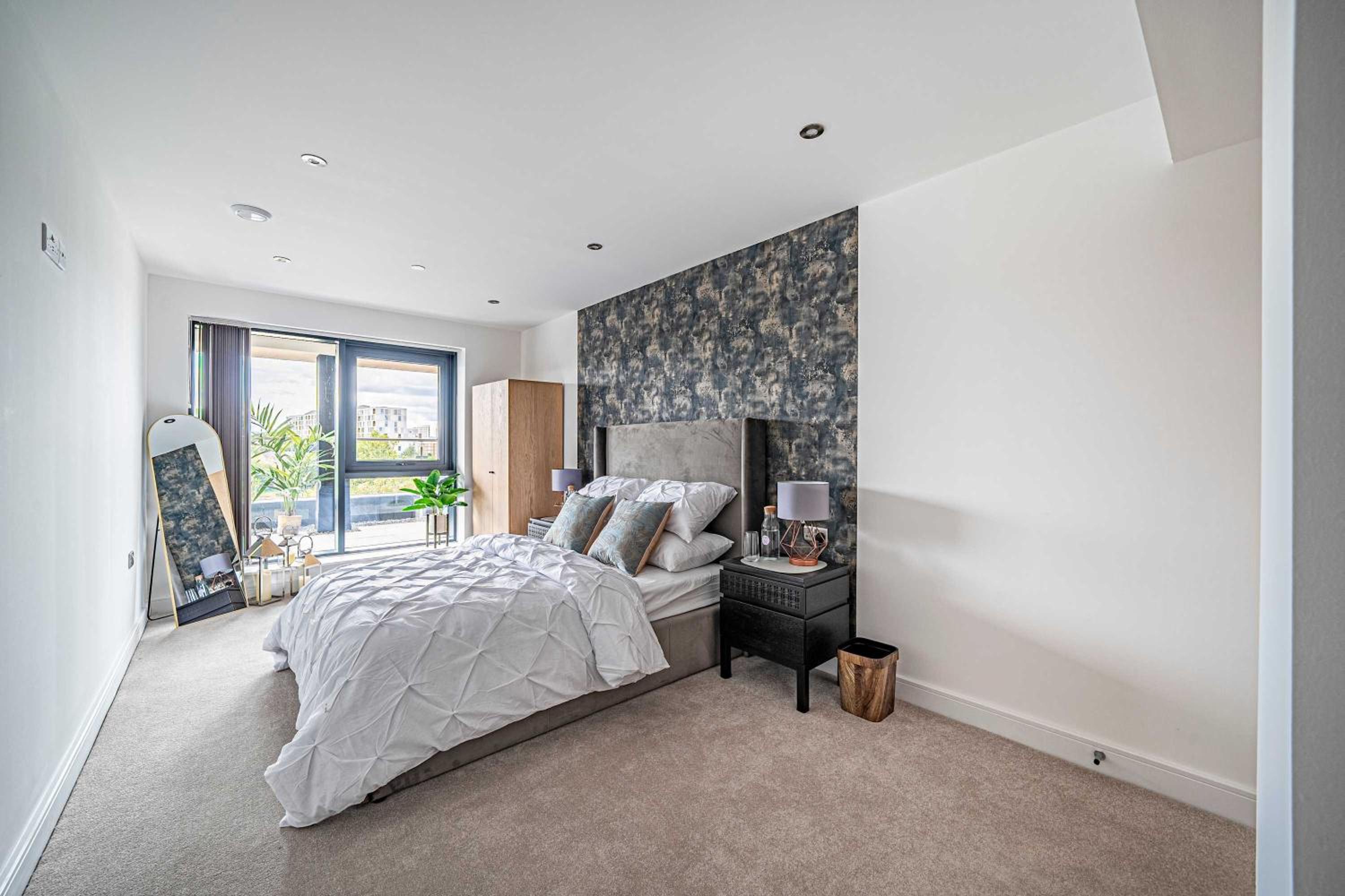 Leeds City Centre 2BR Apartment - Luxury Stay with Private Terrace