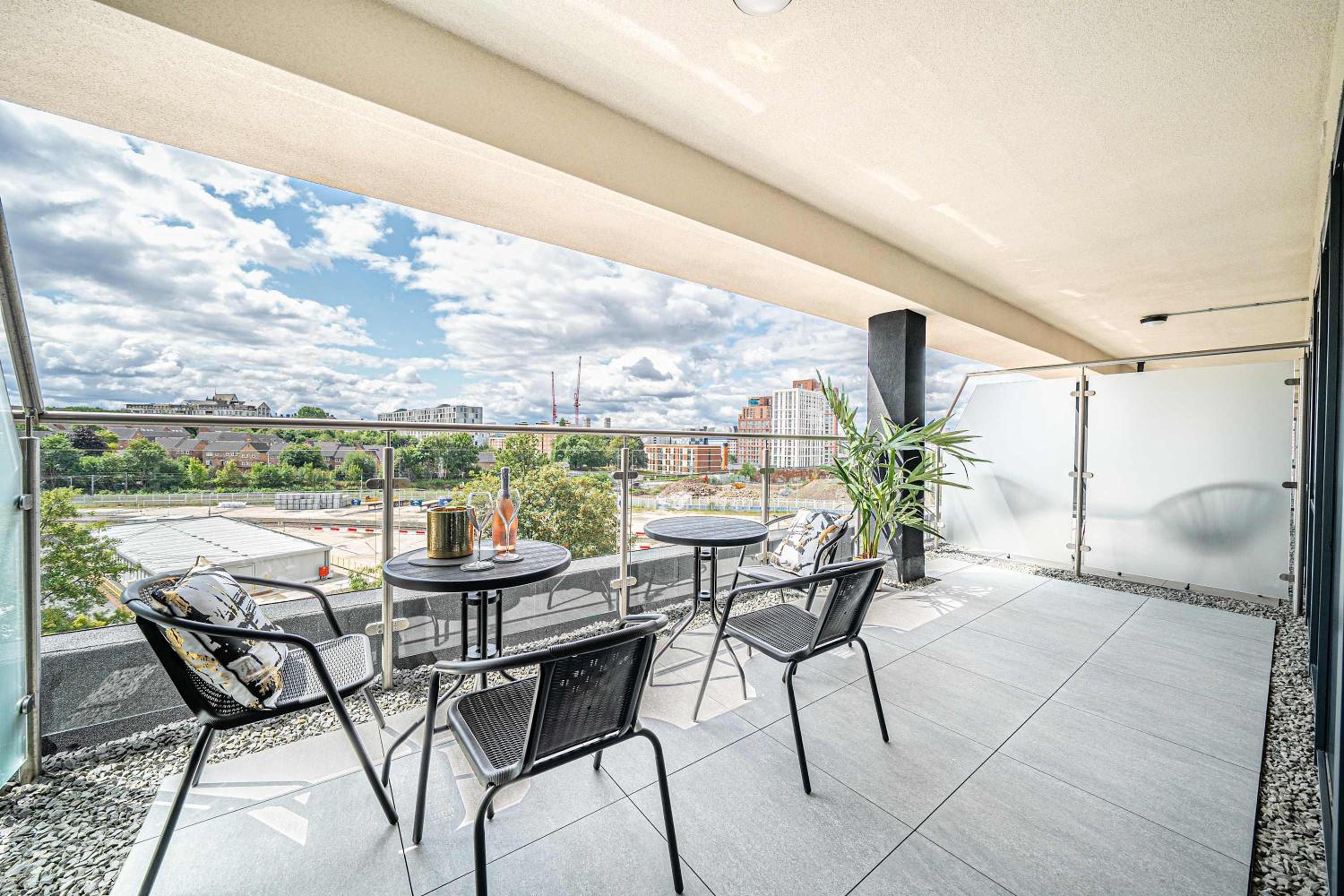 Leeds City Centre 2BR Apartment - Luxury Stay with Private Terrace