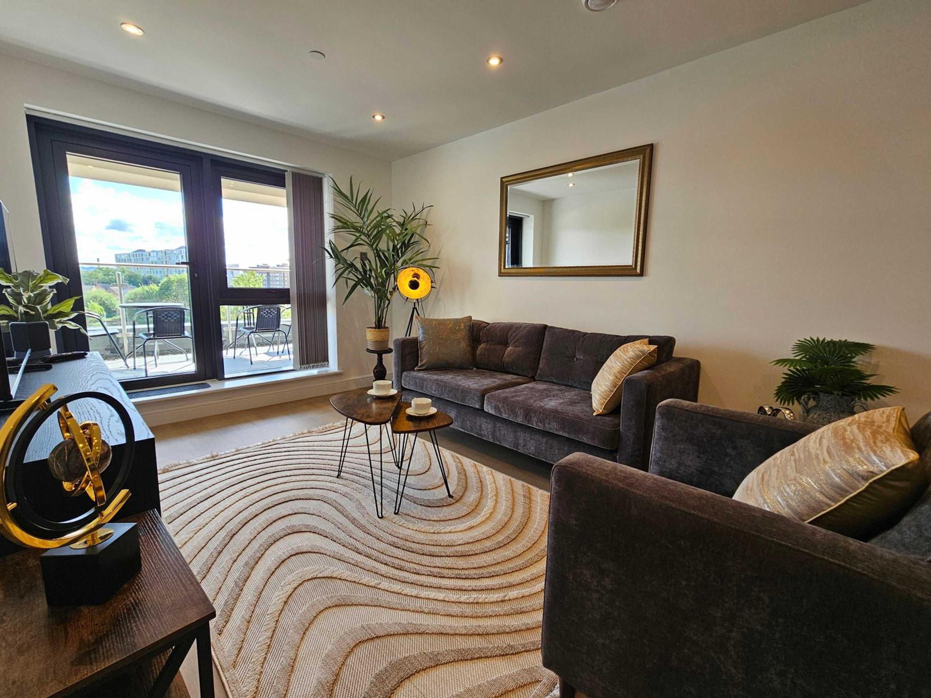 Leeds City Centre 2BR Apartment - Luxury Stay with Private Terrace