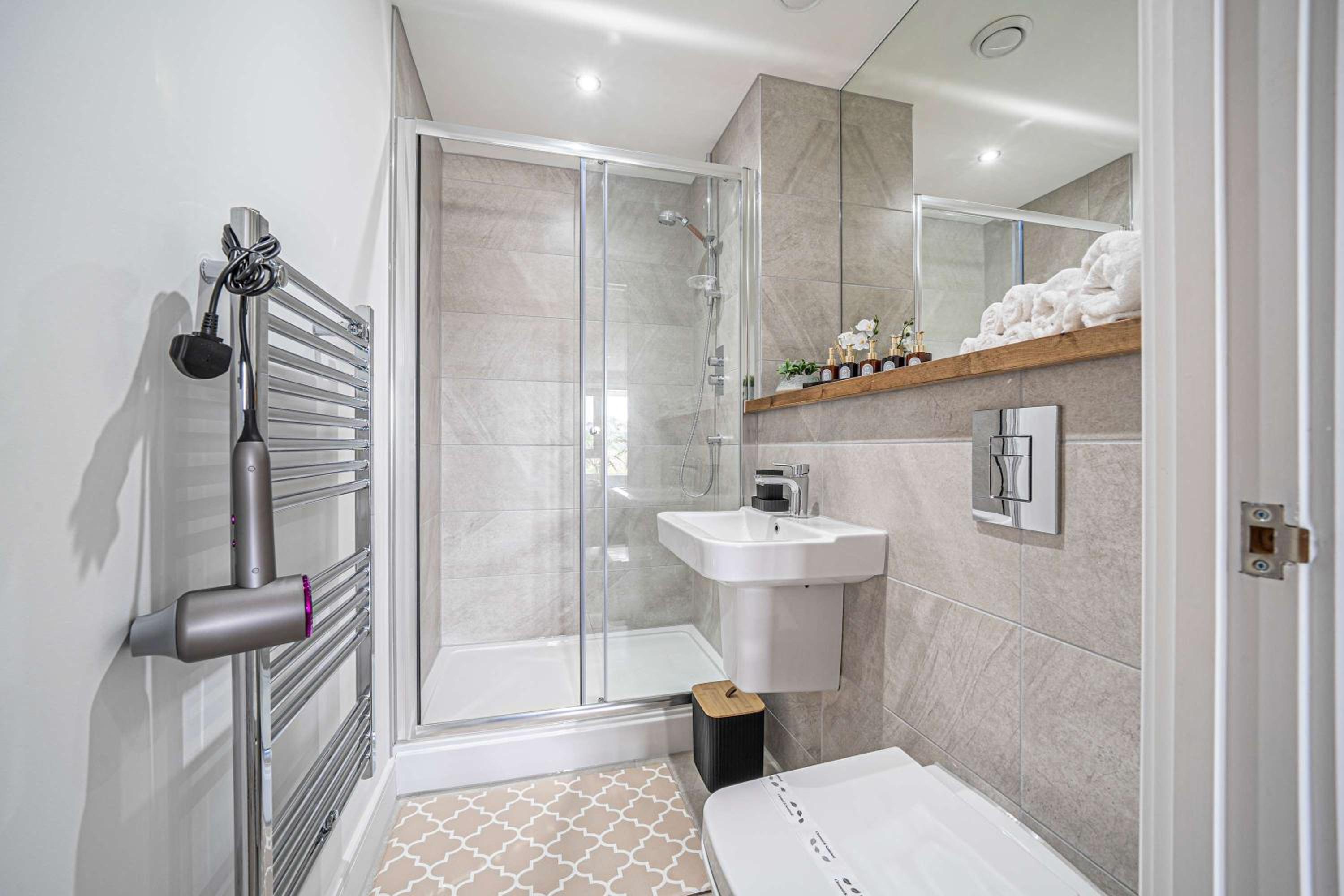 Leeds City Centre 2BR Apartment - Luxury Stay with Private Terrace