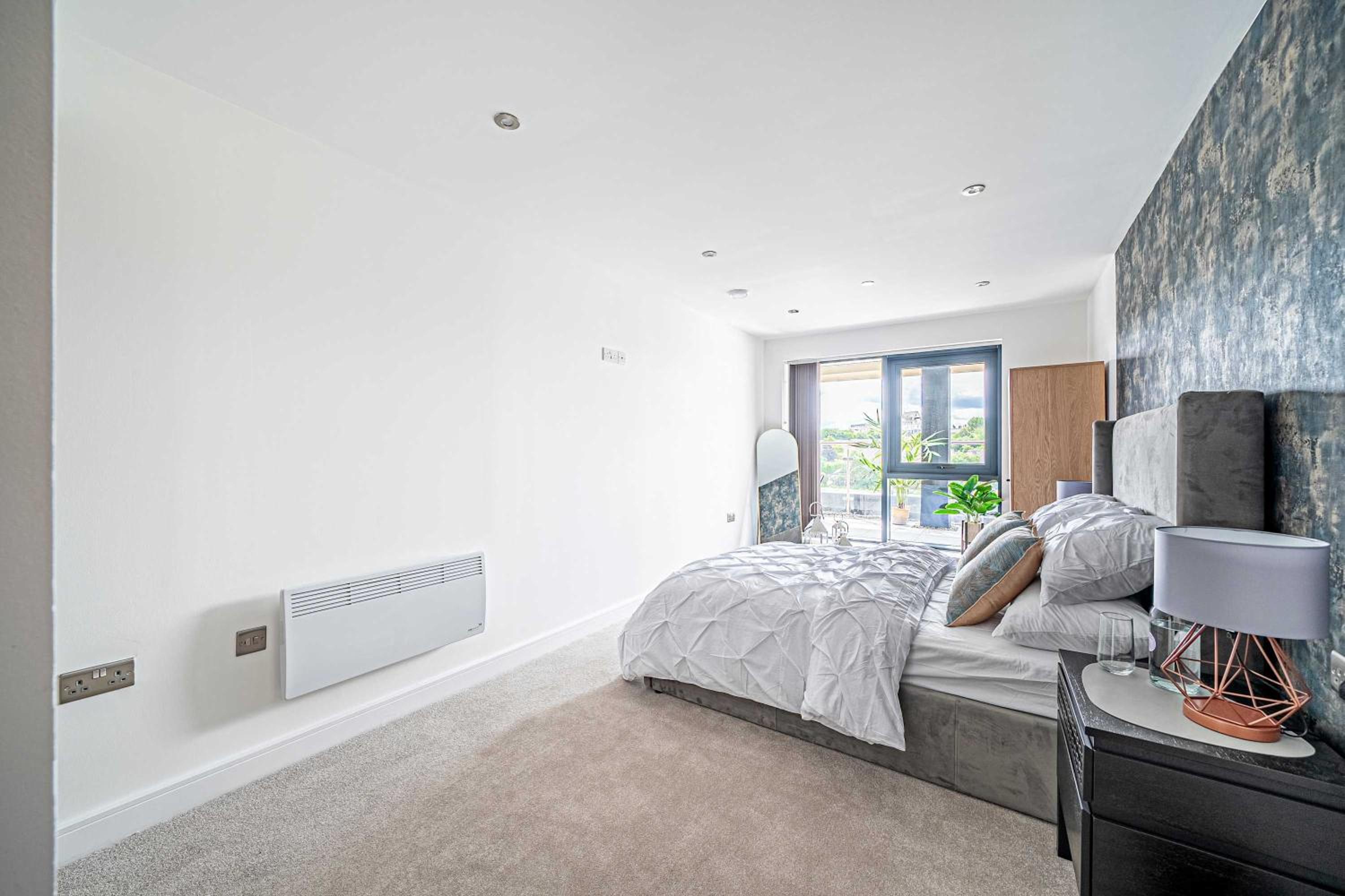 Leeds City Centre 2BR Apartment - Luxury Stay with Private Terrace