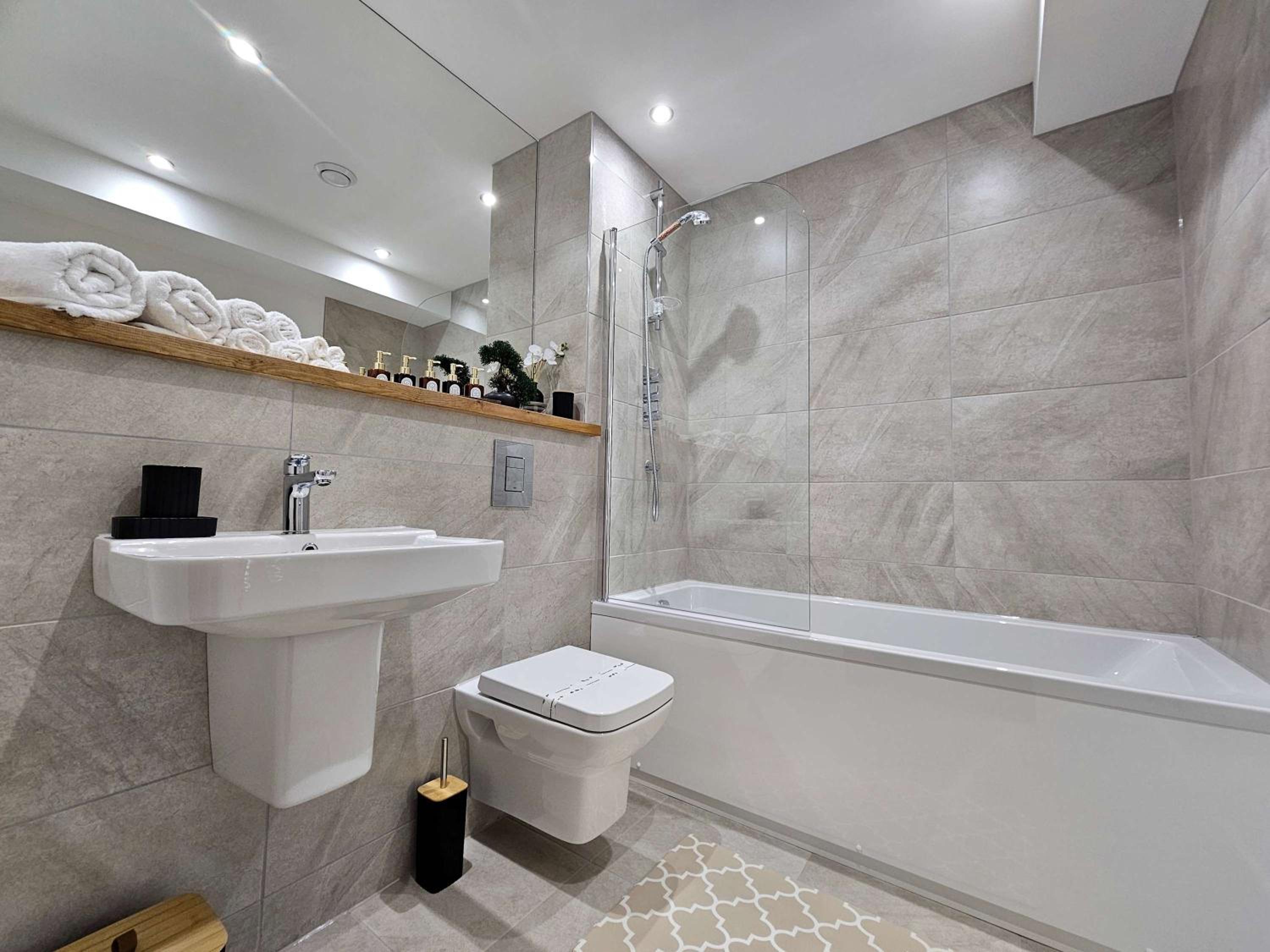 Leeds City Centre 2BR Apartment - Luxury Stay with Private Terrace