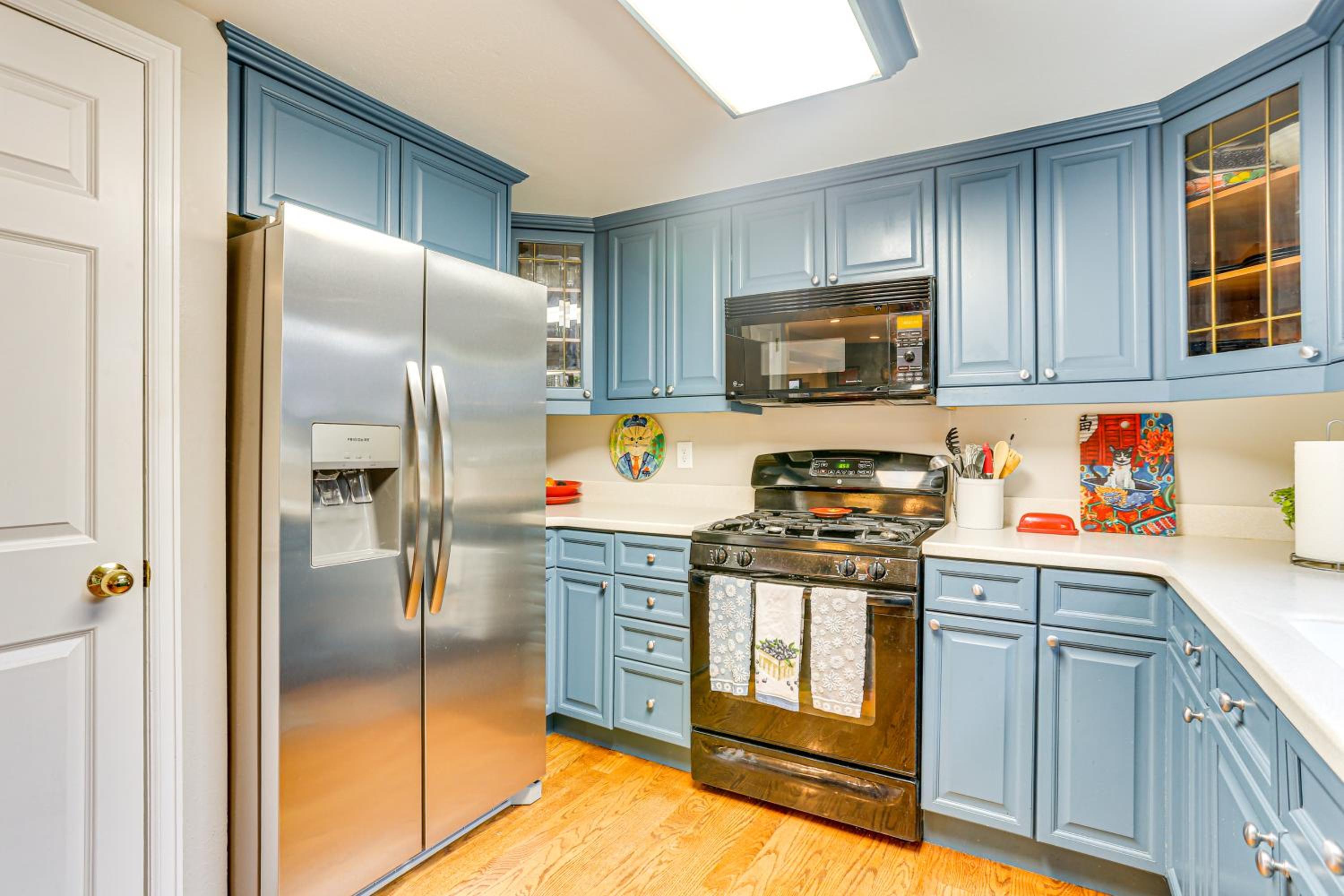 Spacious Family Home with Deck and Yard in Littleton!