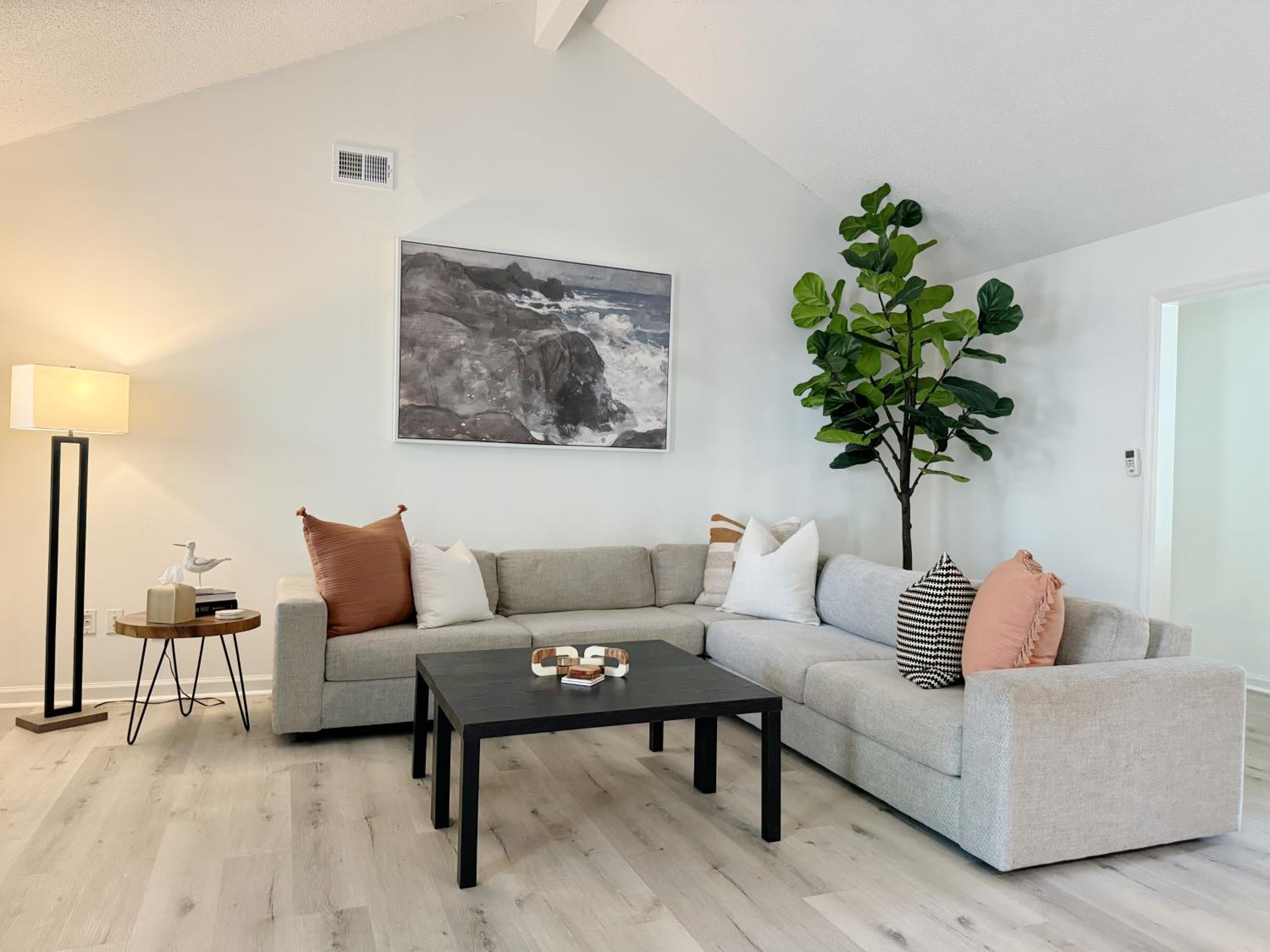 Modern Home Near Beach & City Dog Friendly