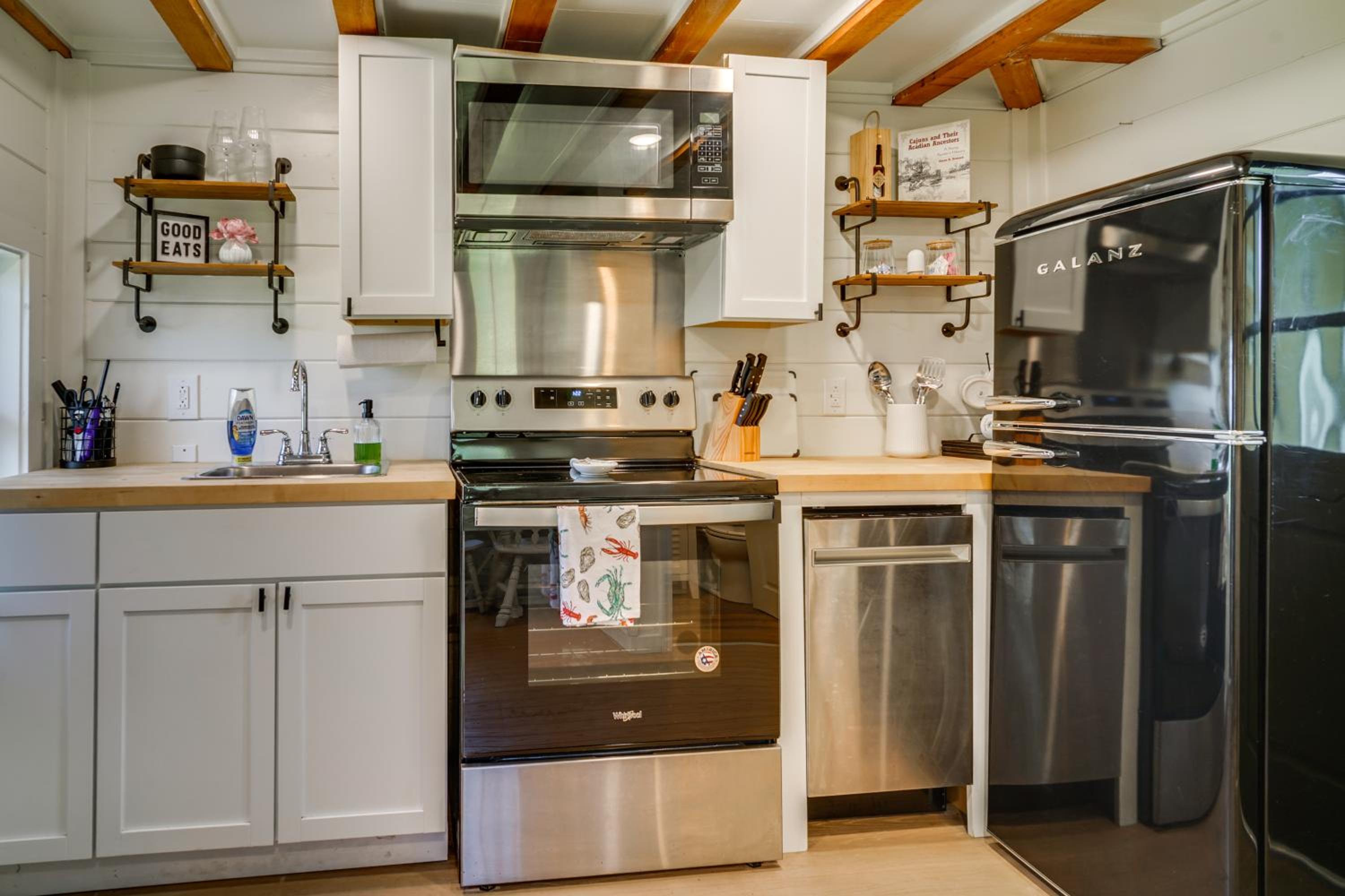 Cozy Couples Retreat with Porch on Bayou Teche!
