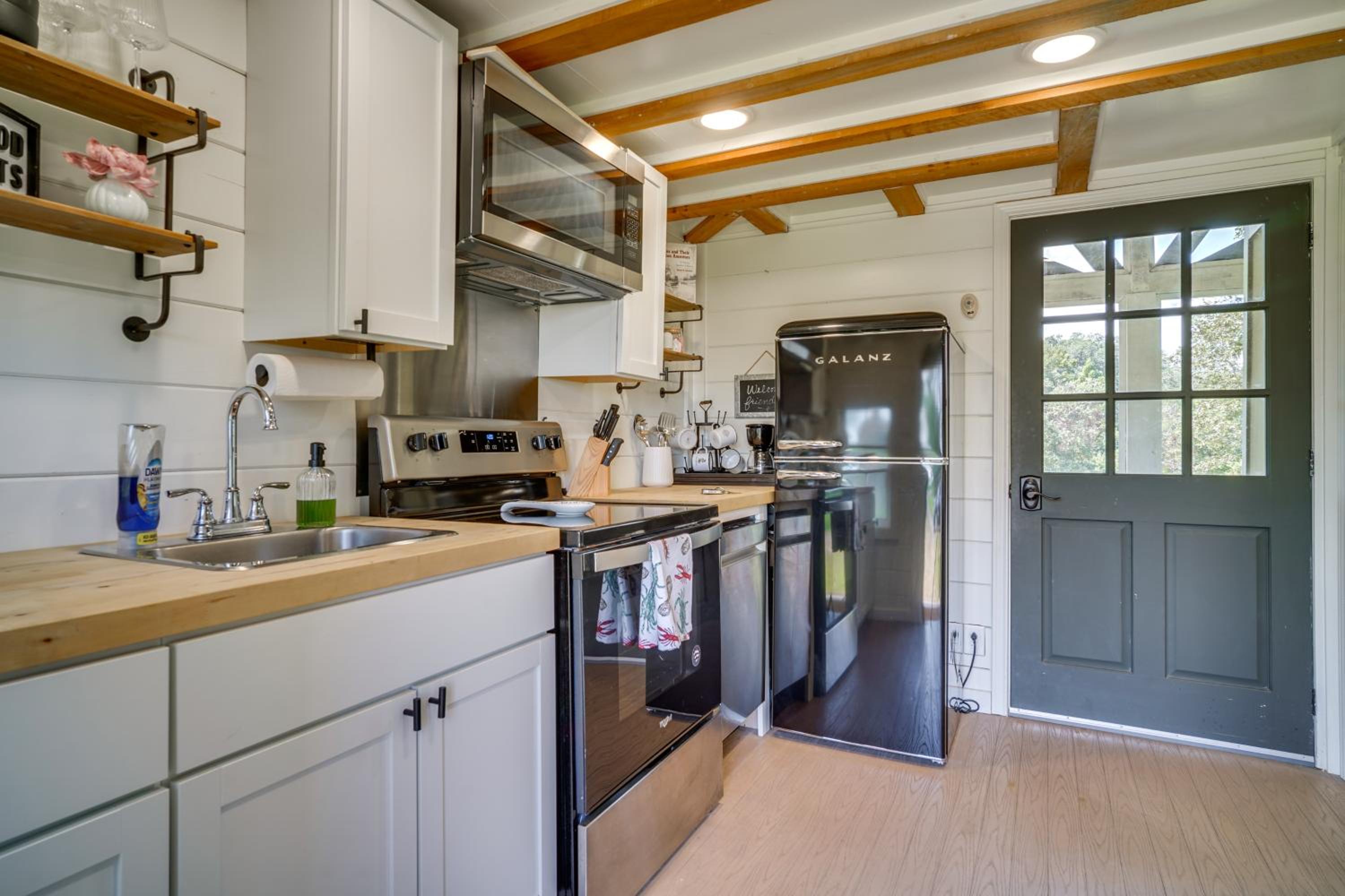 Cozy Couples Retreat with Porch on Bayou Teche!
